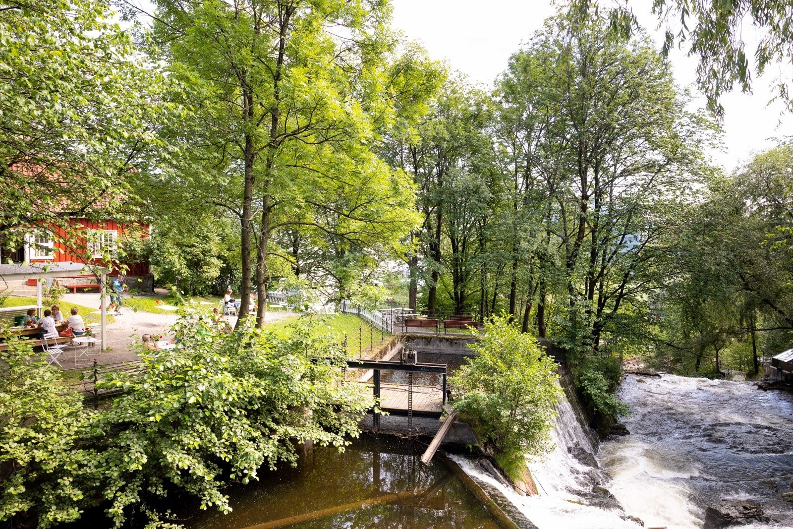 Ved fossen på Sagene ligger Hønse-Lovisas hus. Galleribilde