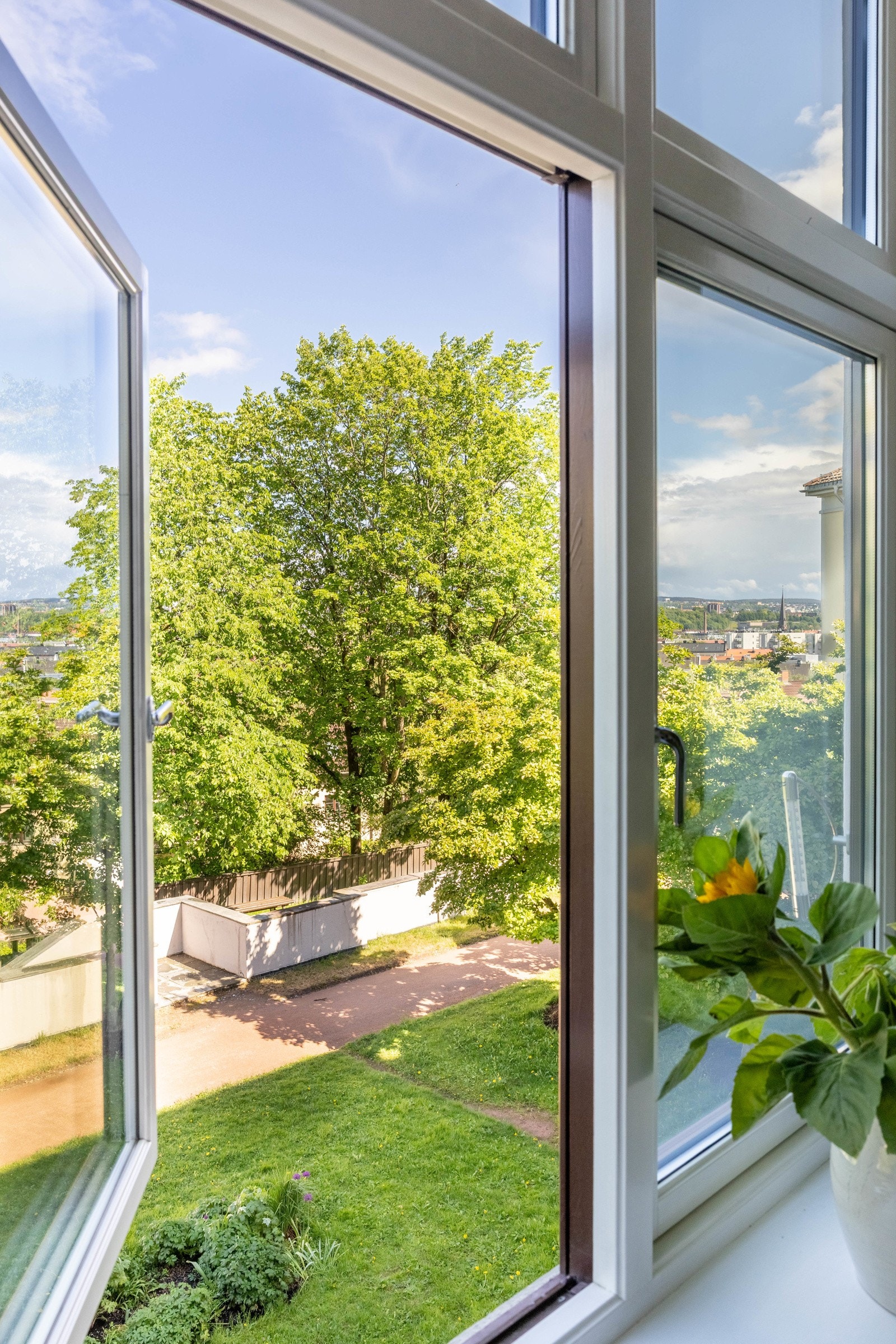 Nydelig utsyn fra soverom og kjøkken. Galleribilde