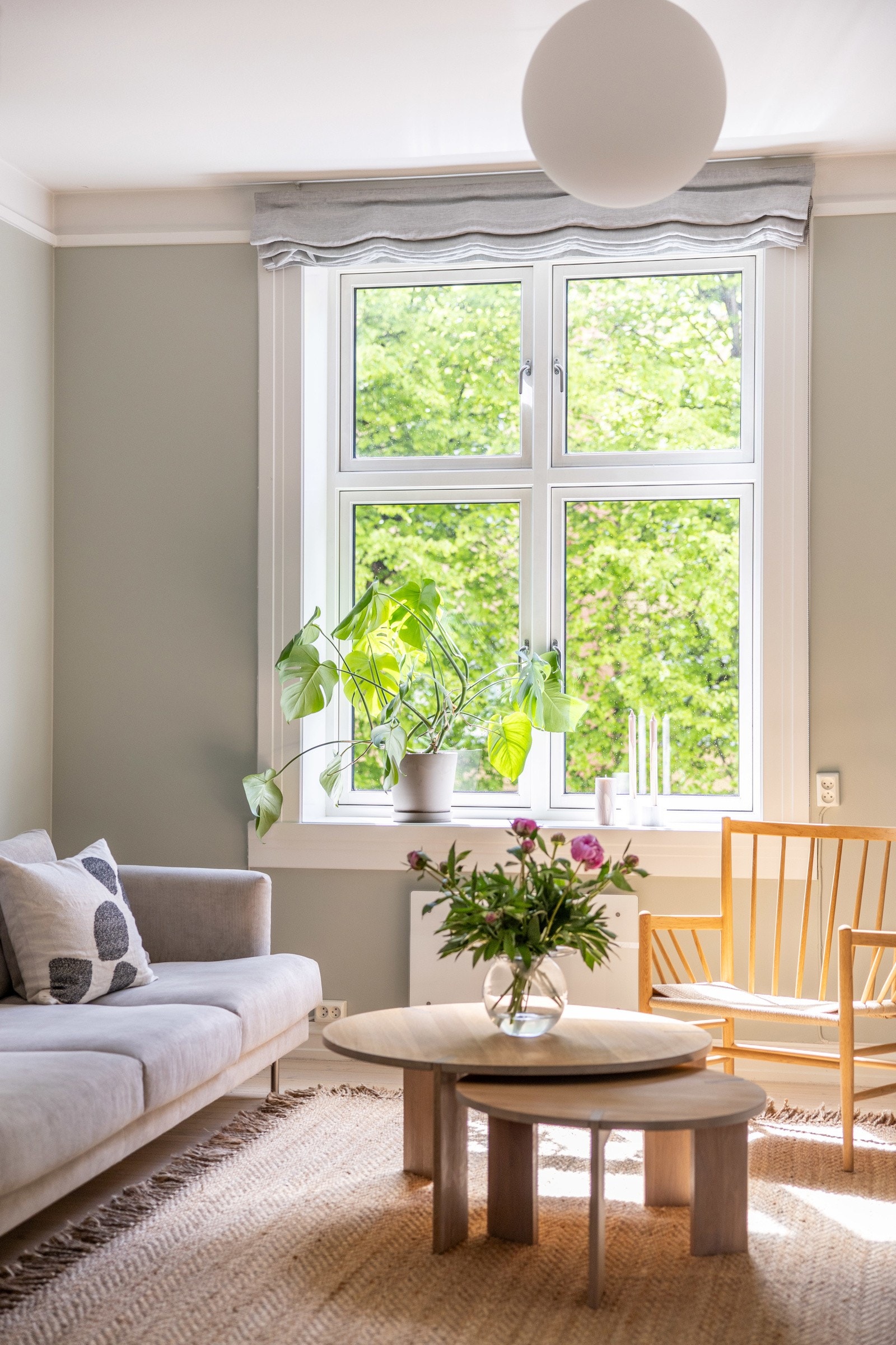 Store vindusflater som slipper inn mye naturlig lys. Galleribilde