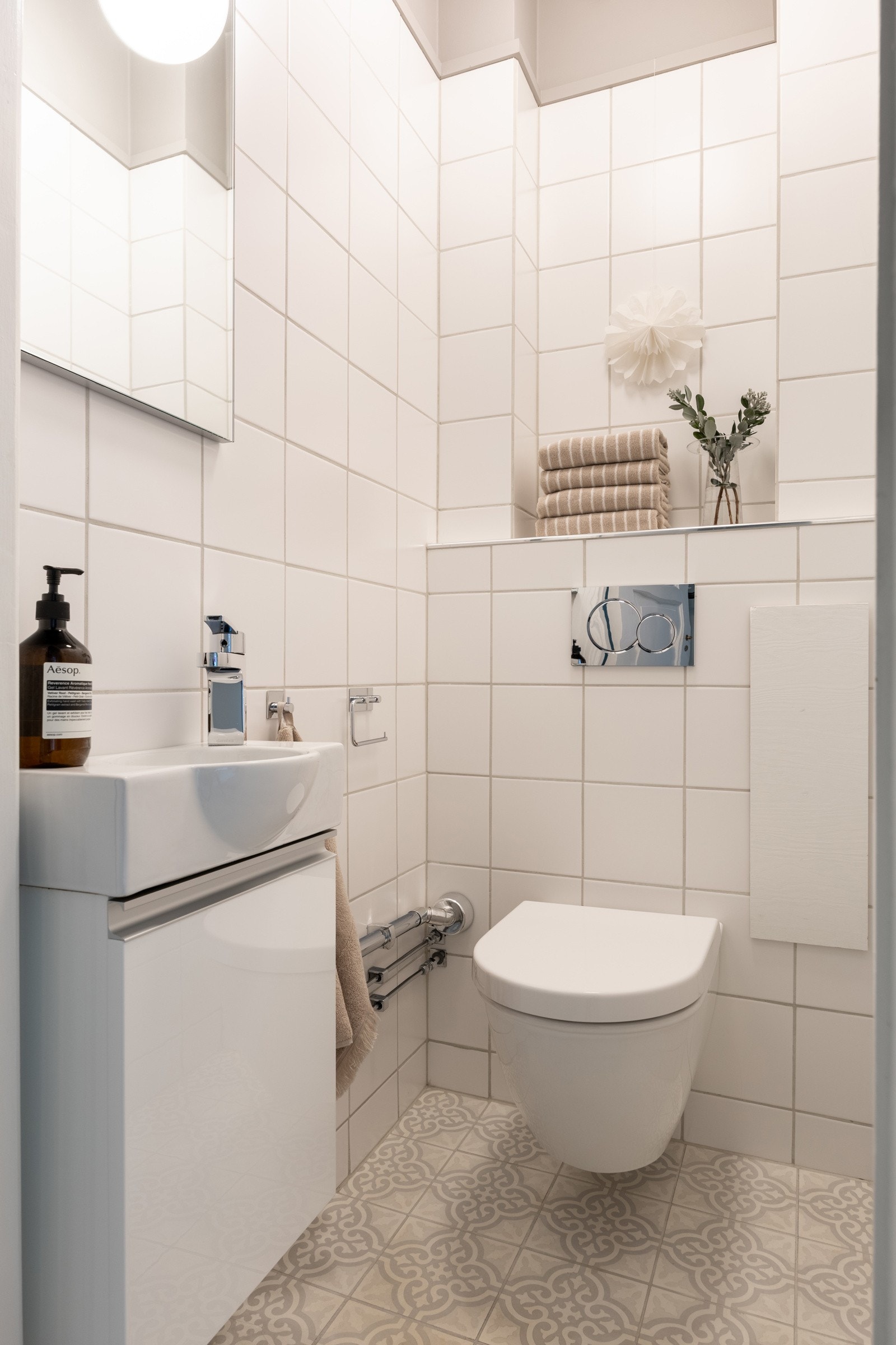 Praktisk toalettrom fra 2017 med flislagt gulv med varme. Himling malt i 2025. Galleribilde