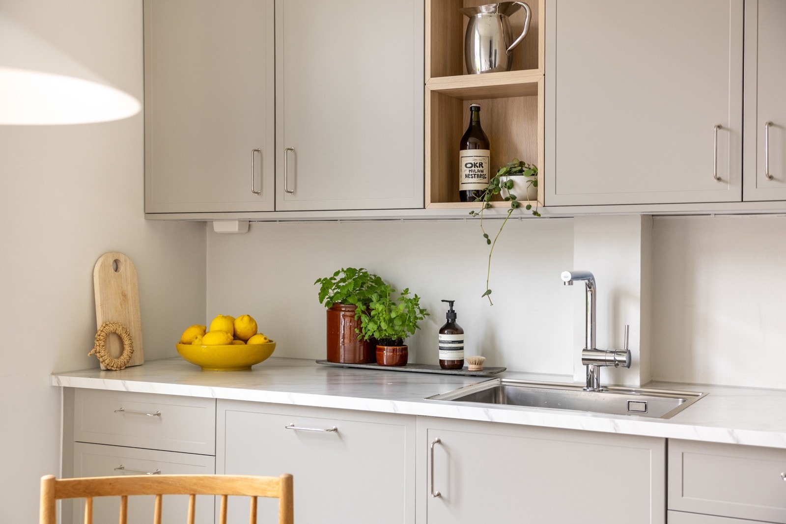 Benkeskapsbelysning og stikkontakter under overskap. Galleribilde