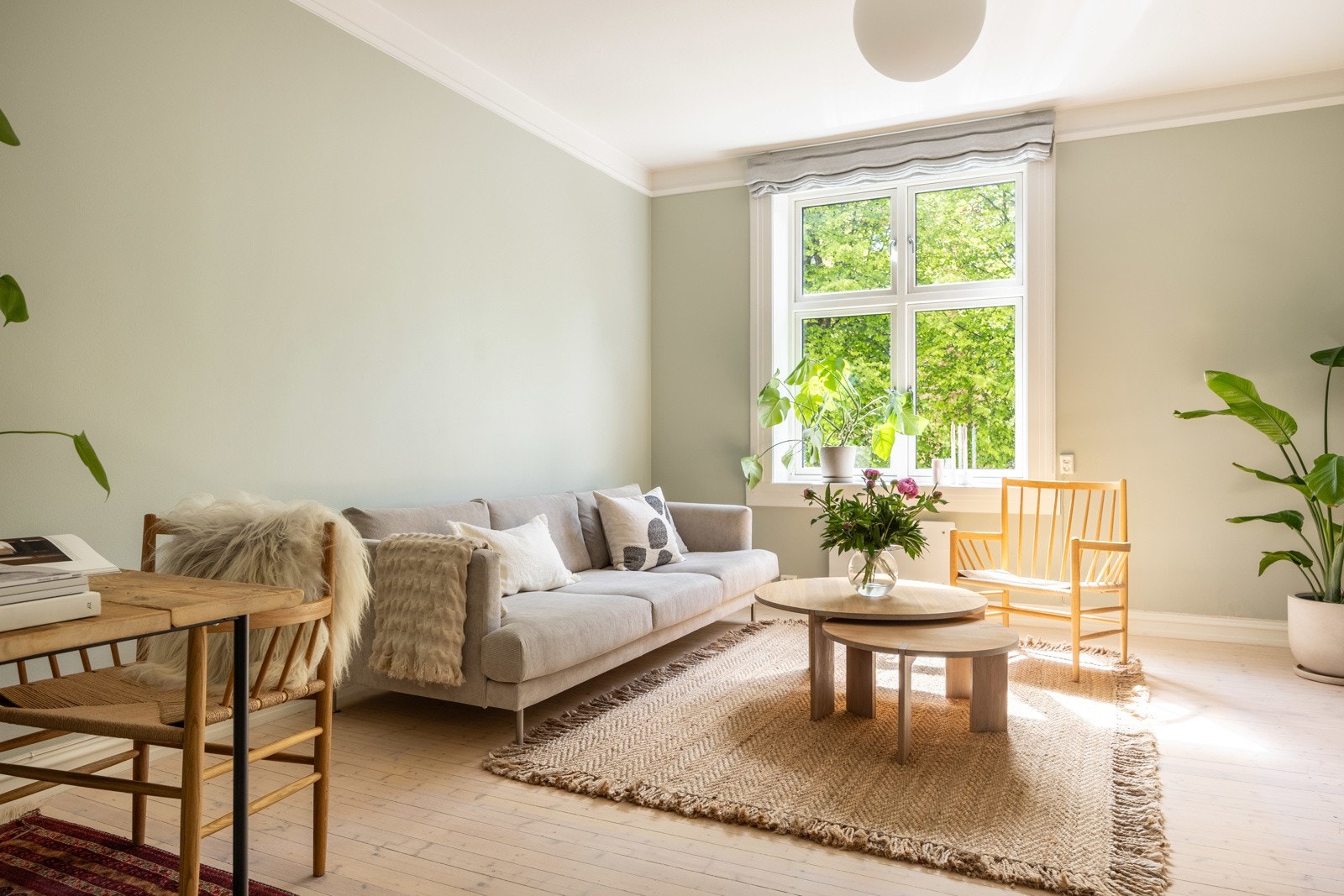 Stuen vender ut mot en rolig gate. Galleribilde