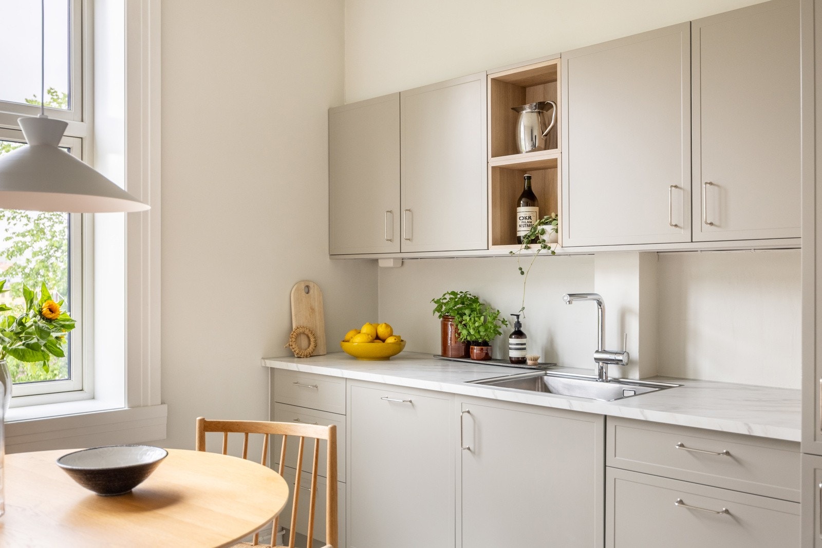 Hele 70 cm dyp benkeplate gir ekstra godt med benkeplass. Galleribilde