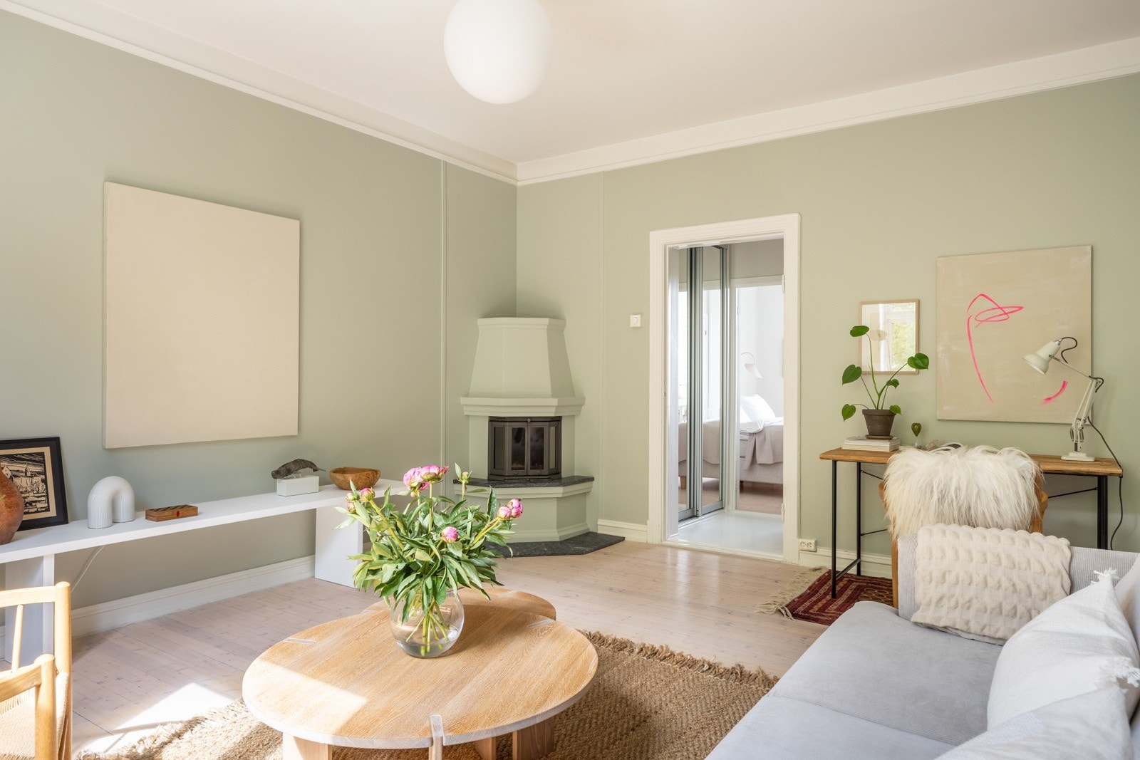 Lys og gjennomgående 2-roms med luftig planløsning og god takhøyde. Galleribilde