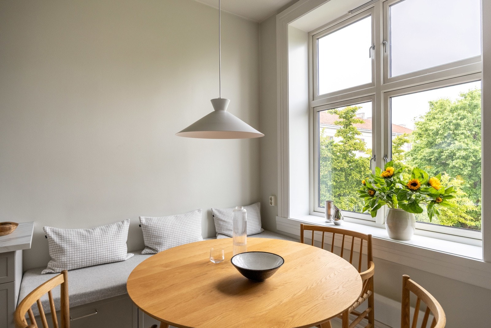 Her kan man nyte morgenkaffen vendt mot idylliske omgivelser. Galleribilde