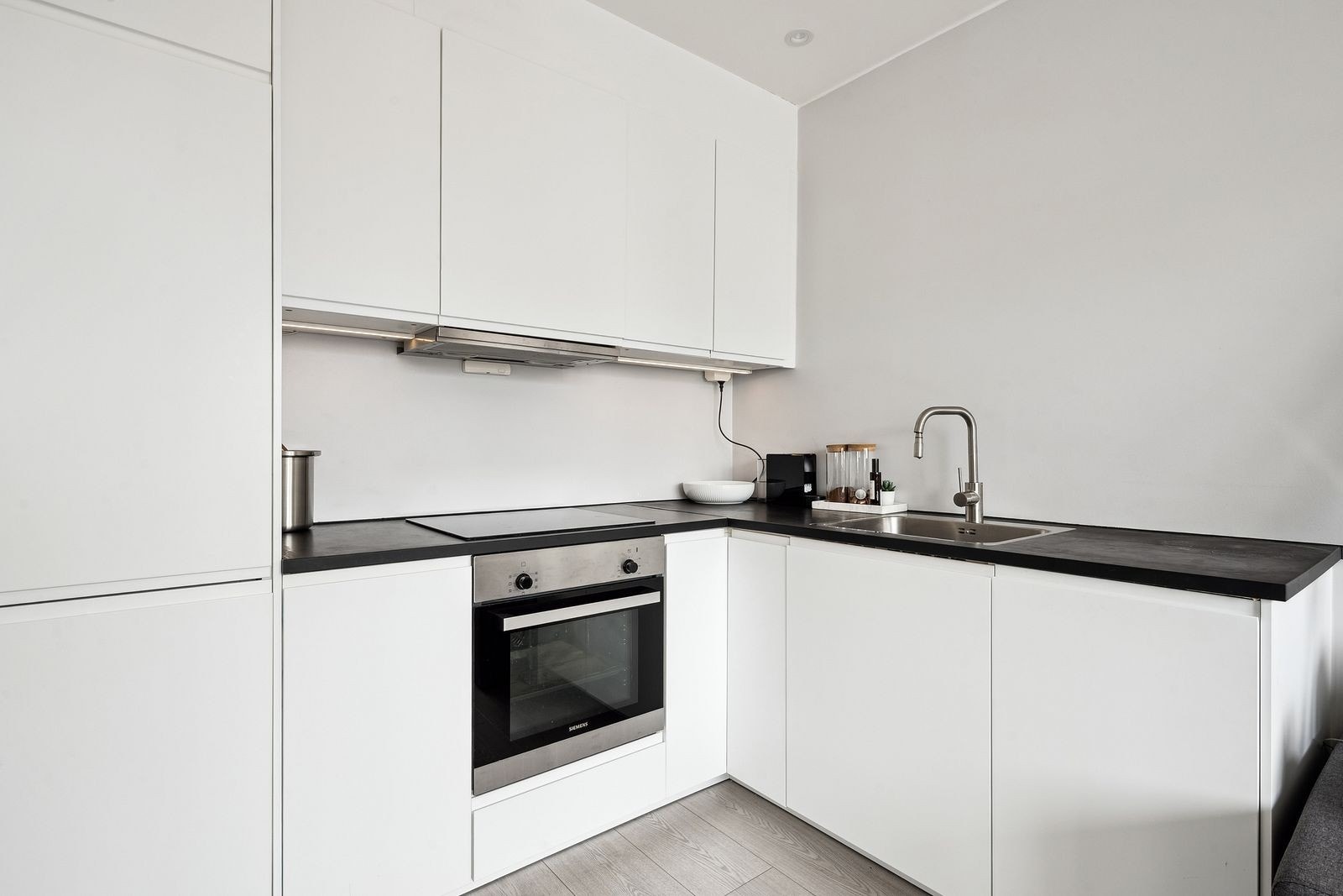 Moderne kjøkken med integrerte hvitevarer Galleribilde