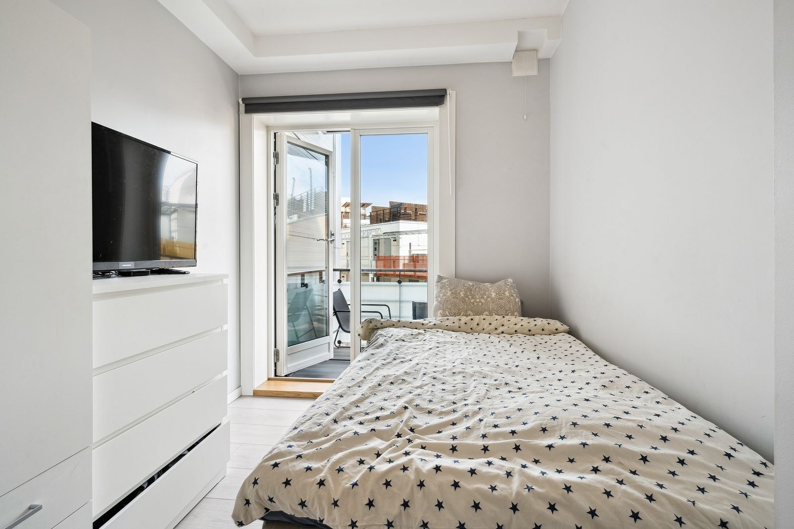 Soverom med utgang til balkong Galleribilde