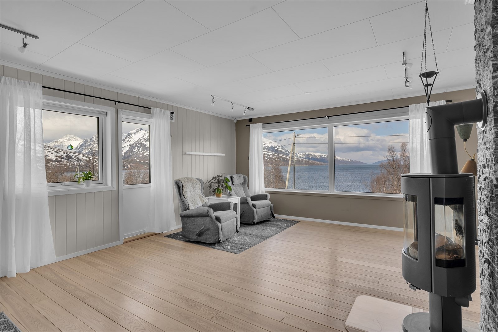 Sentralt plassert vedovn. Galleribilde