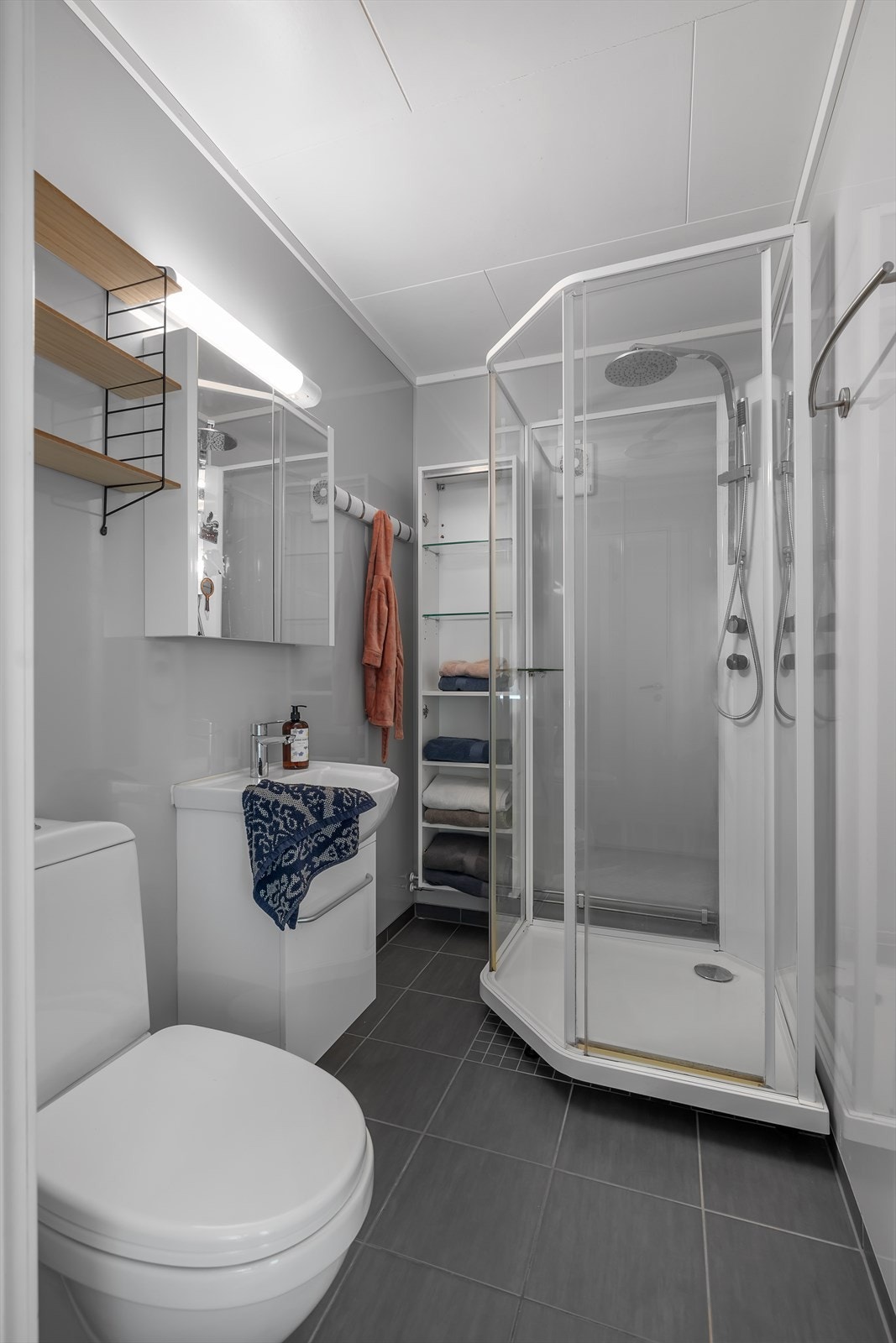 Baderom u. etasje med flislagt gulv og dusjkabinett. Galleribilde