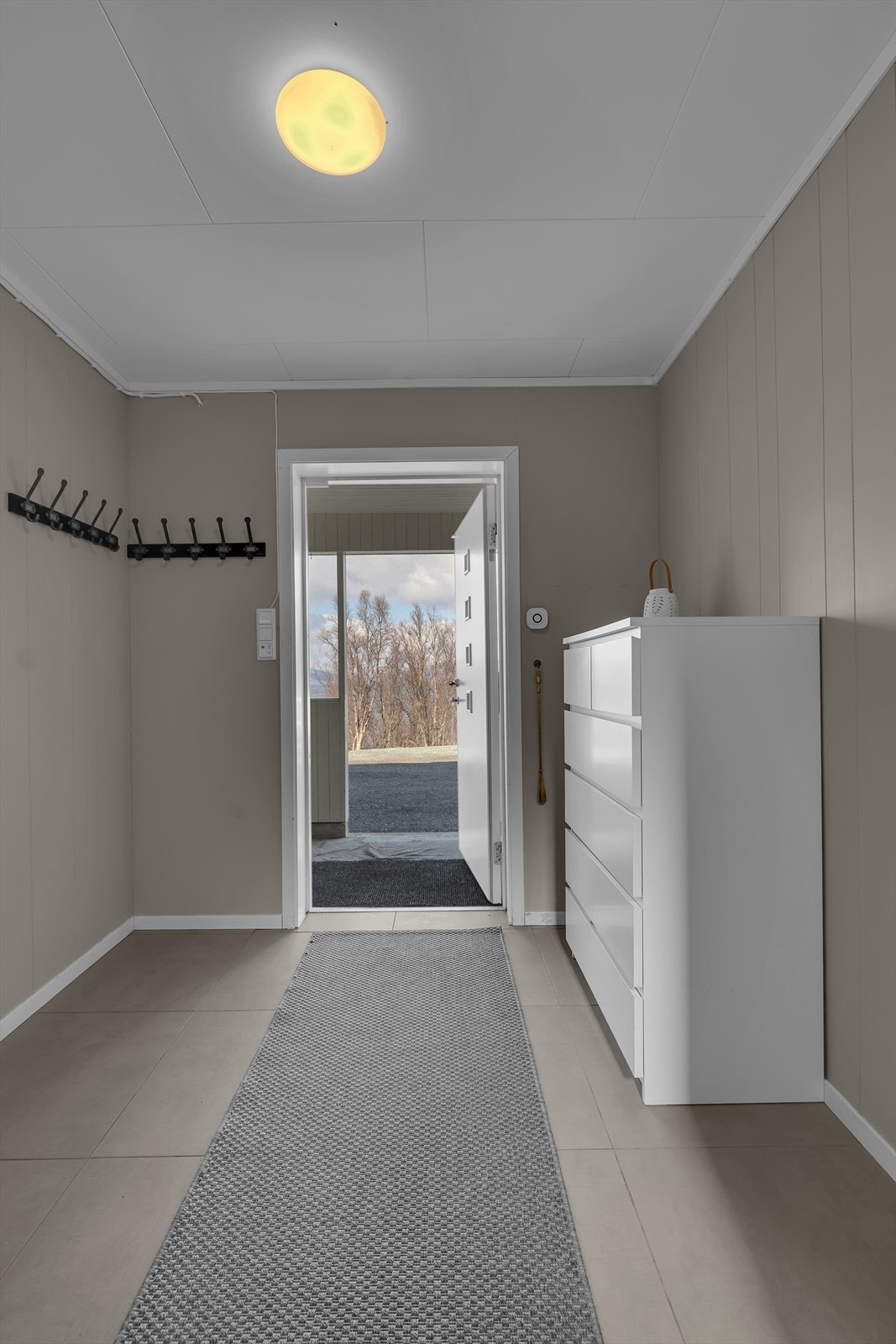 Entre med flotte farver og store gulvfliser. Galleribilde