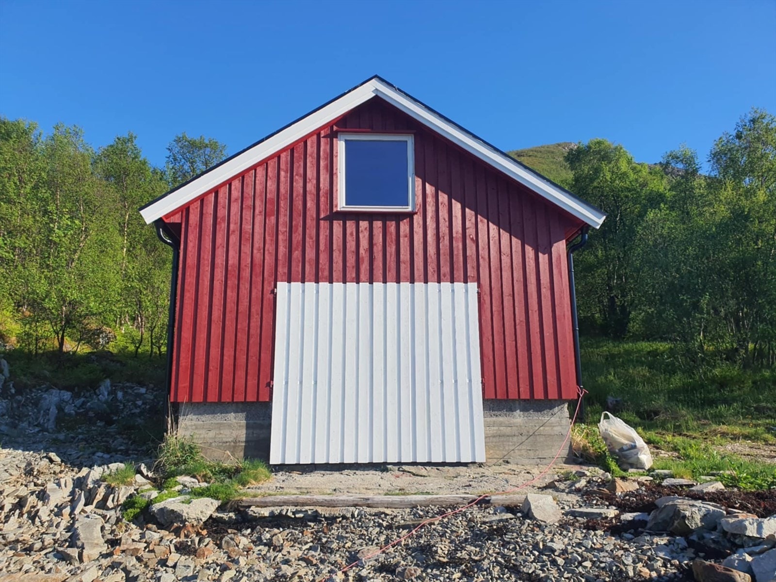 Private sommerbilder av naust. Galleribilde