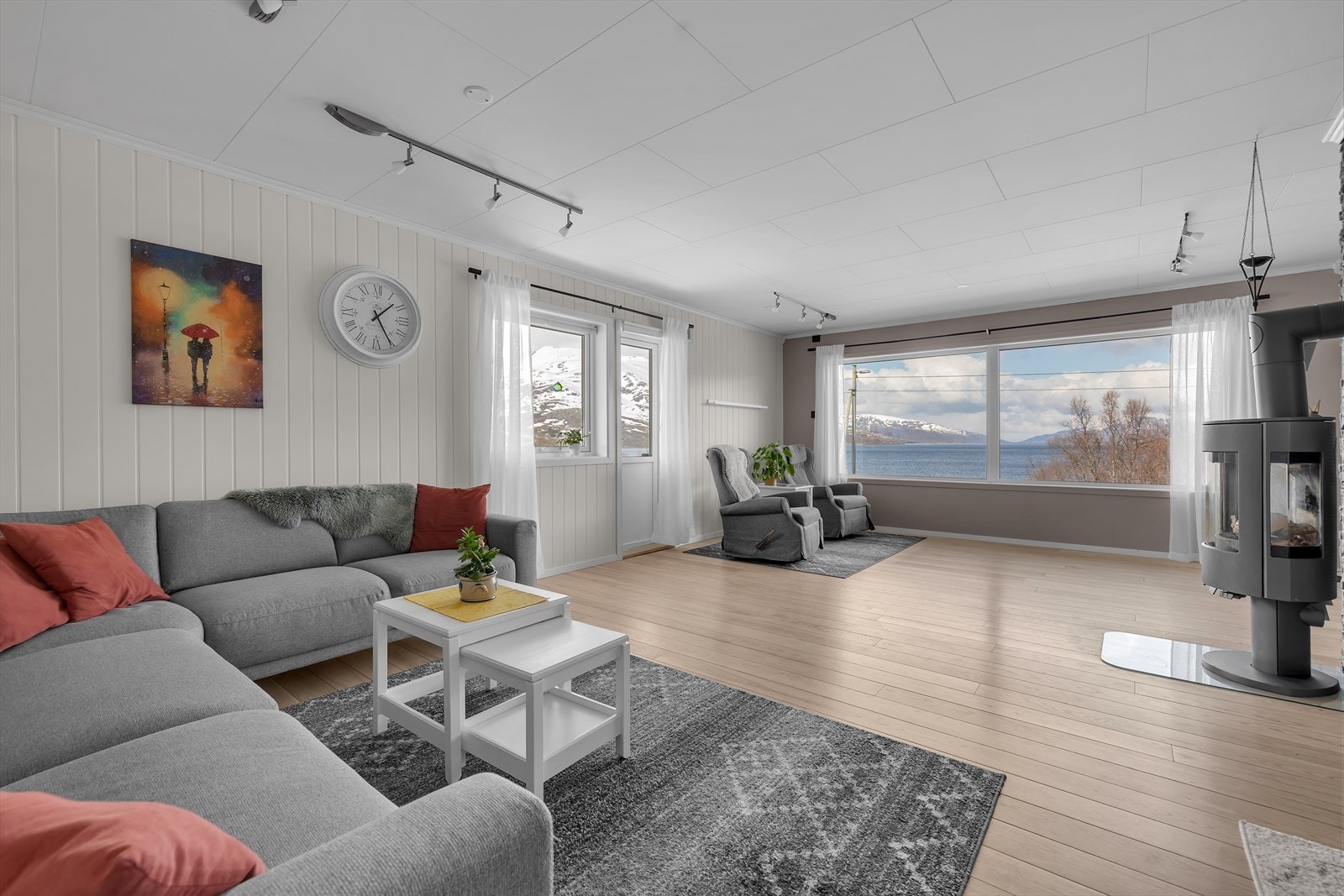 Svært romslig stue med store vinduflater mot den flotte Kaldfjorden. Galleribilde
