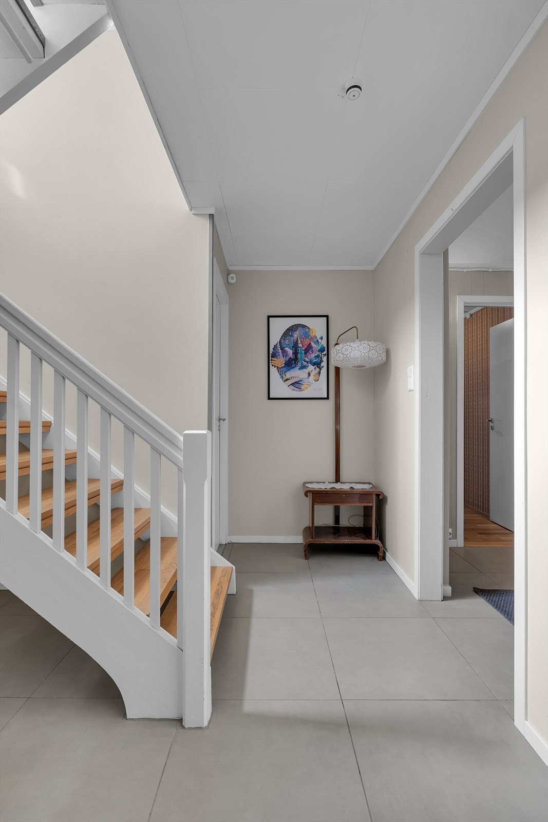 Romslig hall. Galleribilde