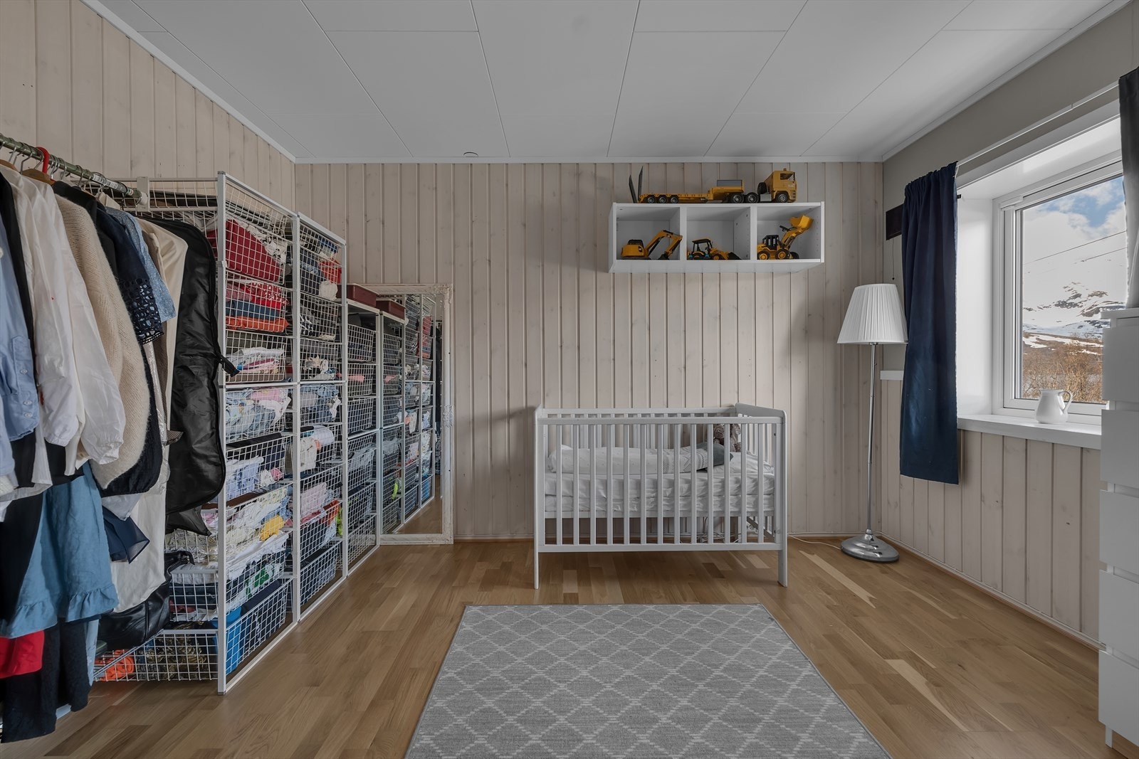 Soverom u. etasje. Galleribilde