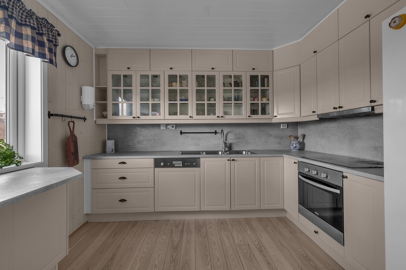 Kjøkken med integrert koketopp, steketopp og oppvaskmaskin. Galleribilde