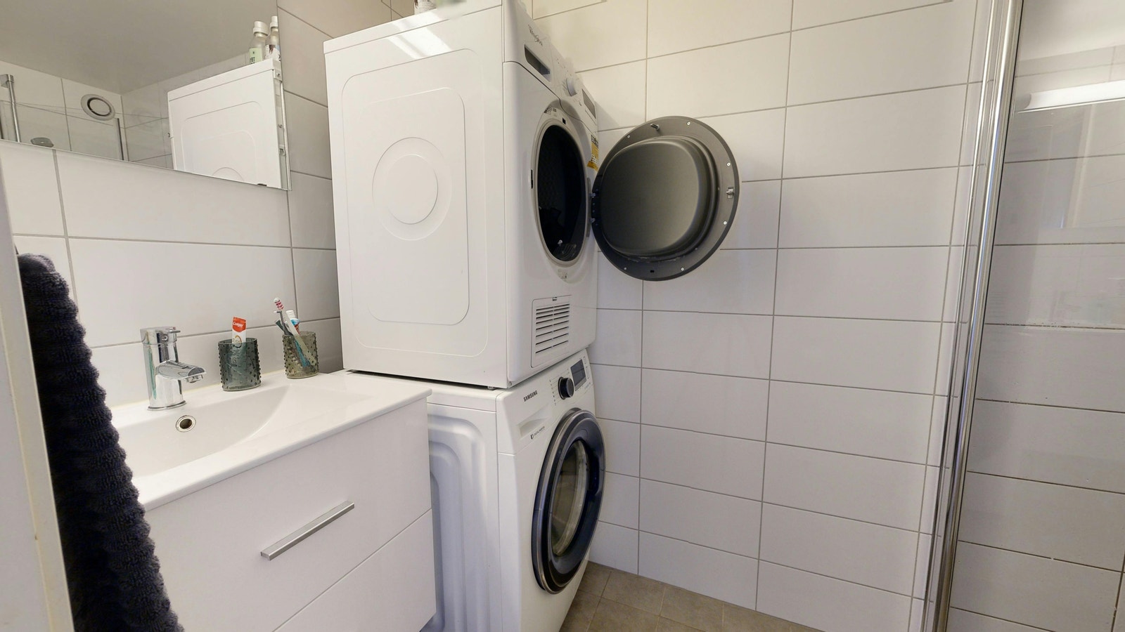 Bad 1 med toalett, dusj og vaskemaskin og tørketrommel Galleribilde
