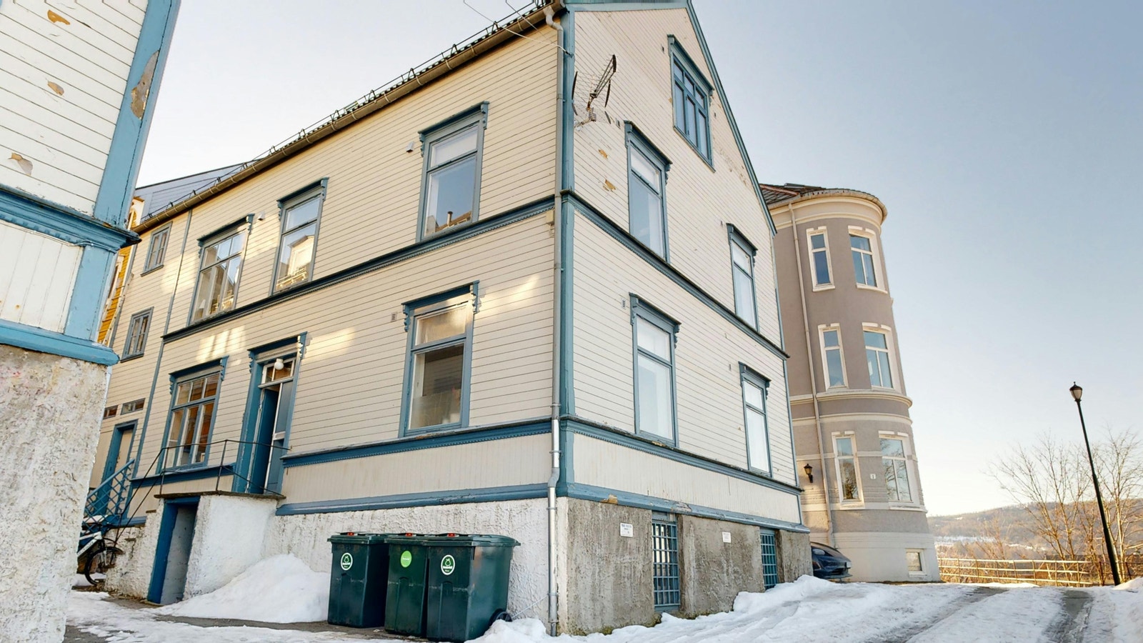Fasade. Leiligheten ligger i 1 etasje over den høye sokkeletasjen. Galleribilde