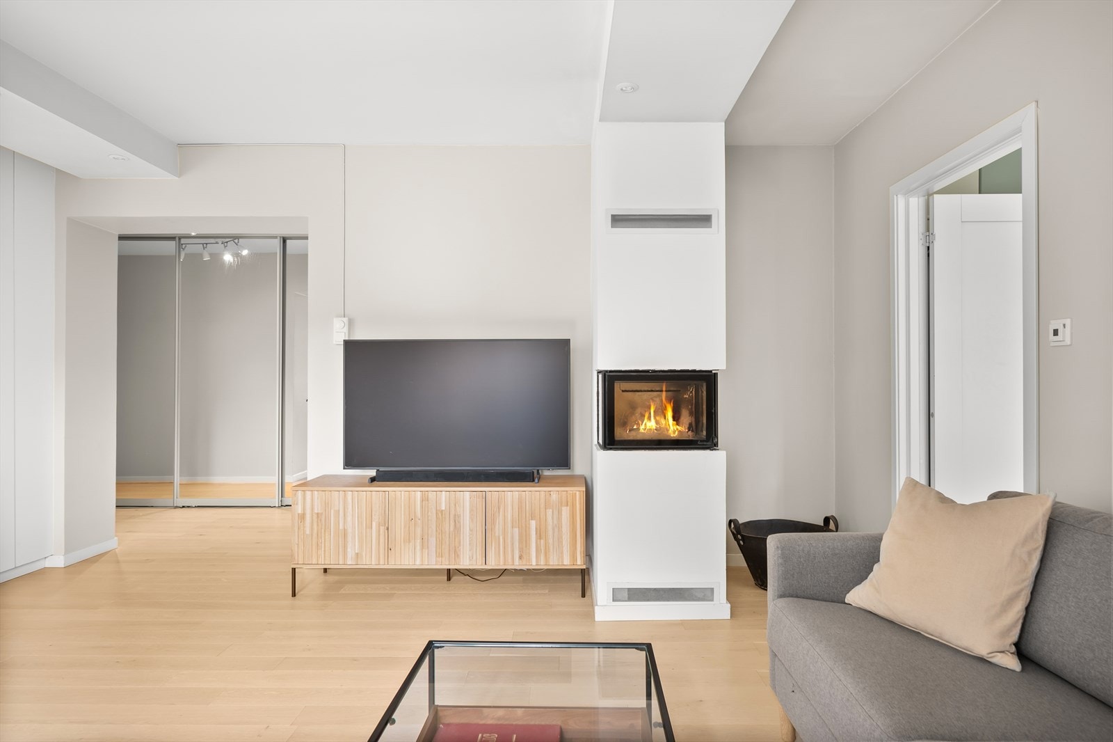 Den nydelige, innebygde peisovnen varmer godt på kaldere dager og er med på å skape en hyggelig stemning i rommet. Galleribilde