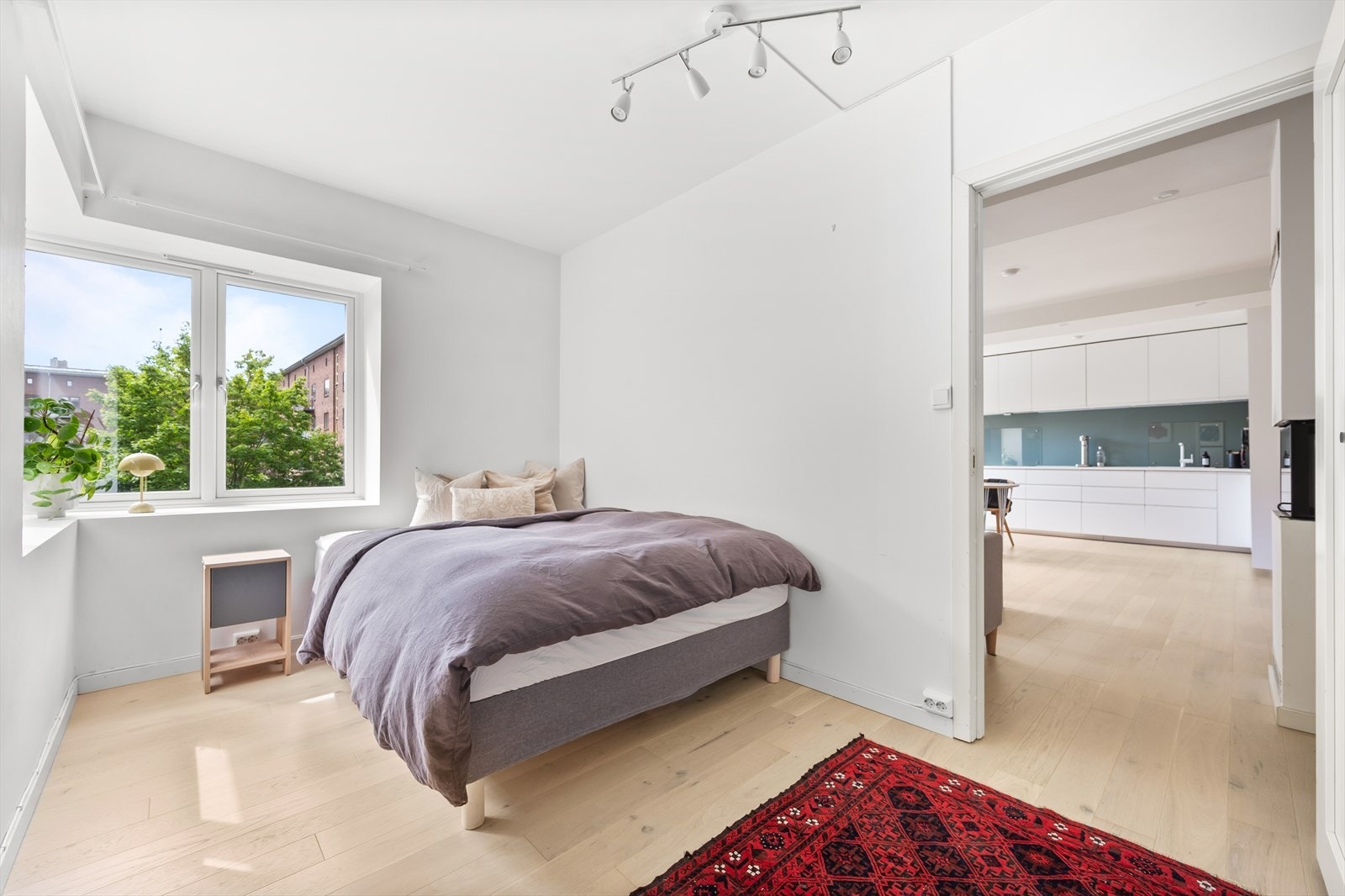 På soverommet er det god plass til dobbeltseng med tilhørende nattbord. Galleribilde