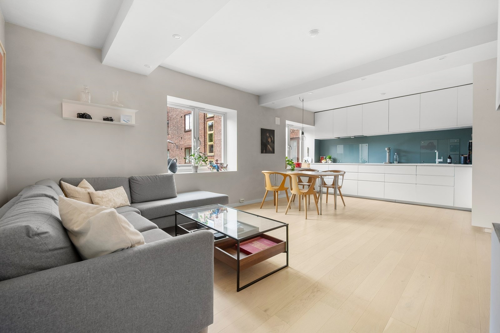 Leiligheten har stilrene overflater fra 2016 med pen en-stavs parkett, nedsenket himling med downlights og lune fargevalg. Galleribilde