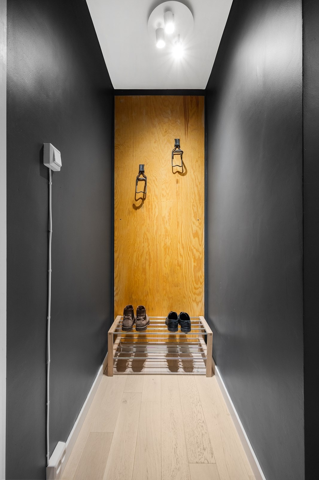 Nisje i entréen med plass til sko og yttertøy. Galleribilde