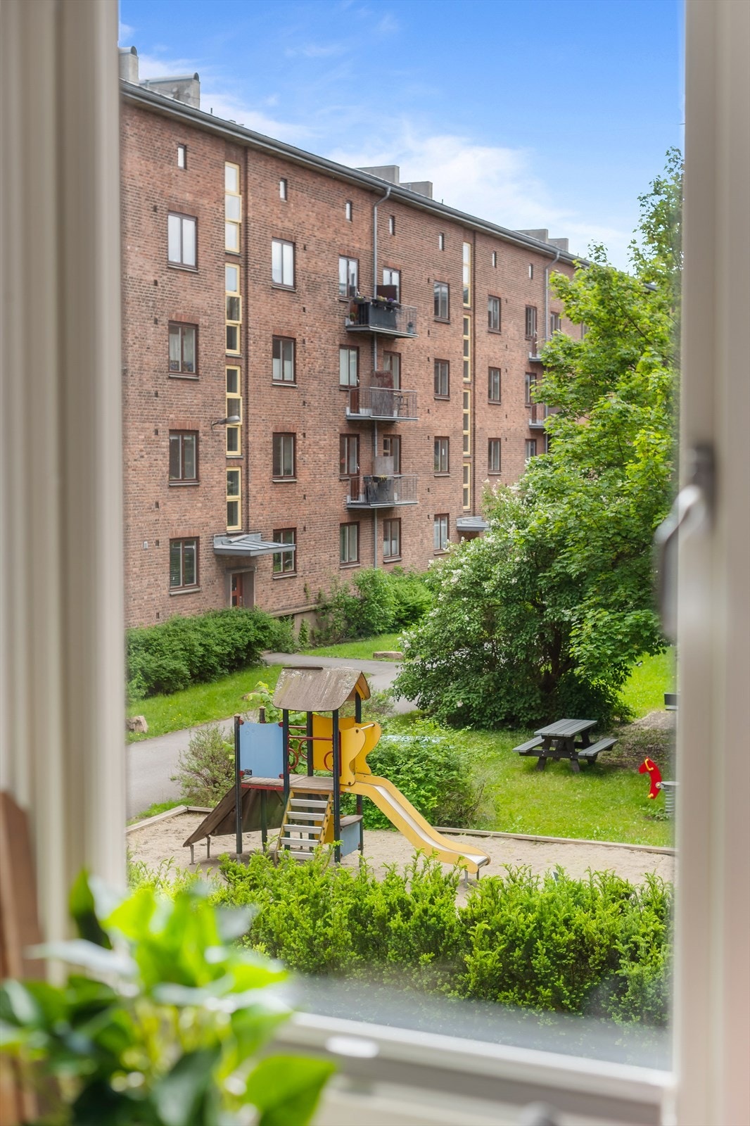 Fra alle rom er det hyggelig utsyn mot den frodige bakgården. Galleribilde