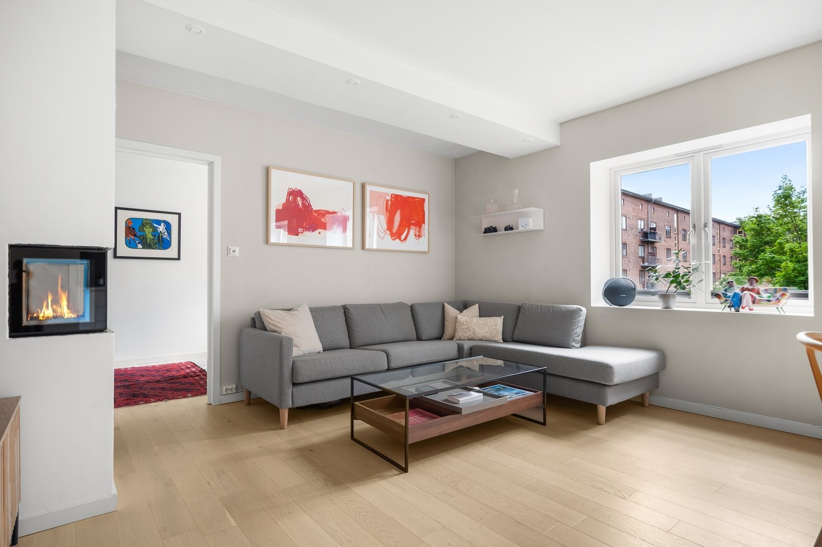 I stuen er det god plass til stor sofagruppe med tilhørende sofabord og tv-møblement. Galleribilde