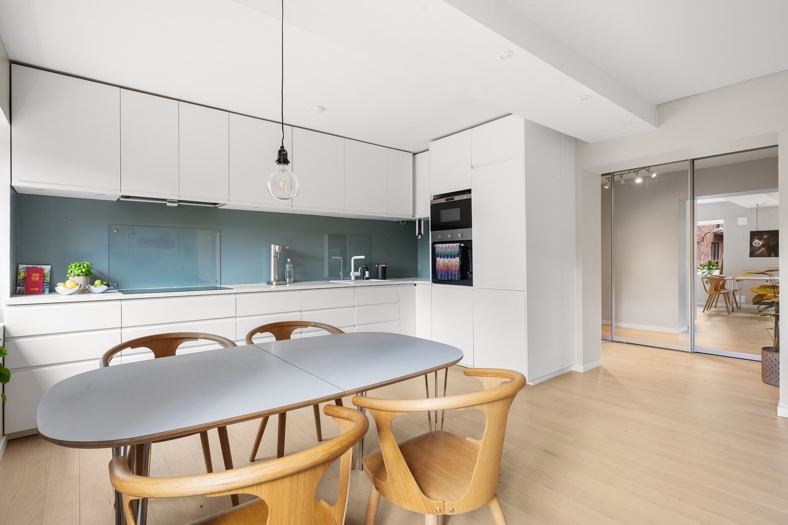 Hvitevarene er integrerte, og består av platetopp, stekeovn, oppvaskmaskin og kjøl/fryseskap. Det er kullfilterventilator over stekesonen. Galleribilde