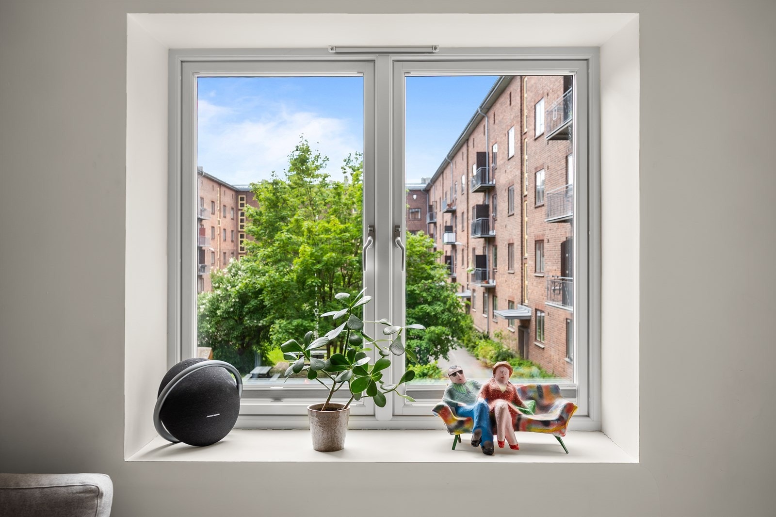 Rommet har godt lysinnslipp via to store vindusflater. Galleribilde