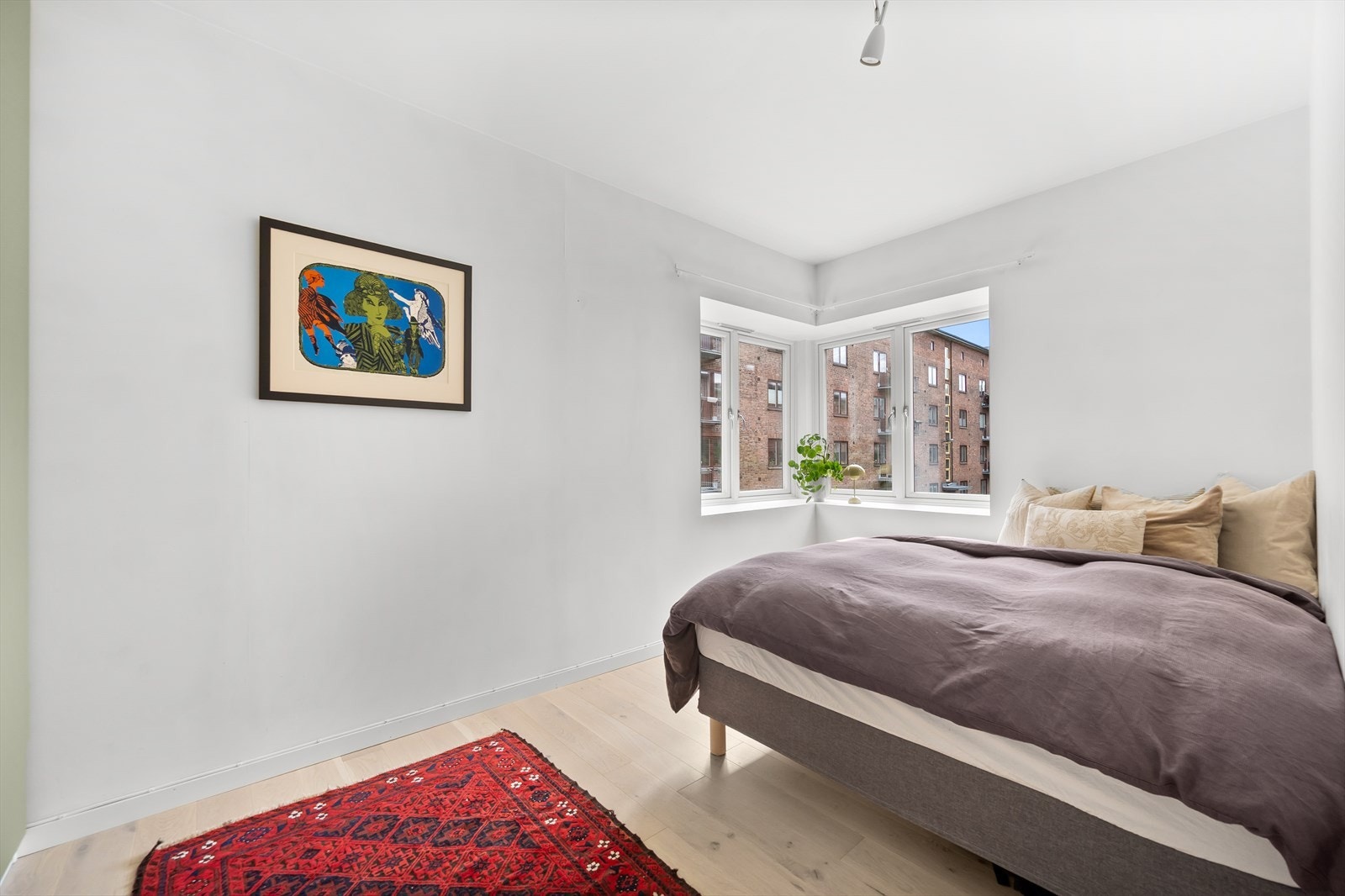 Leiligheten har et lunt og innbydende hjørnesoverom vendt mot rolig bakgård. Galleribilde