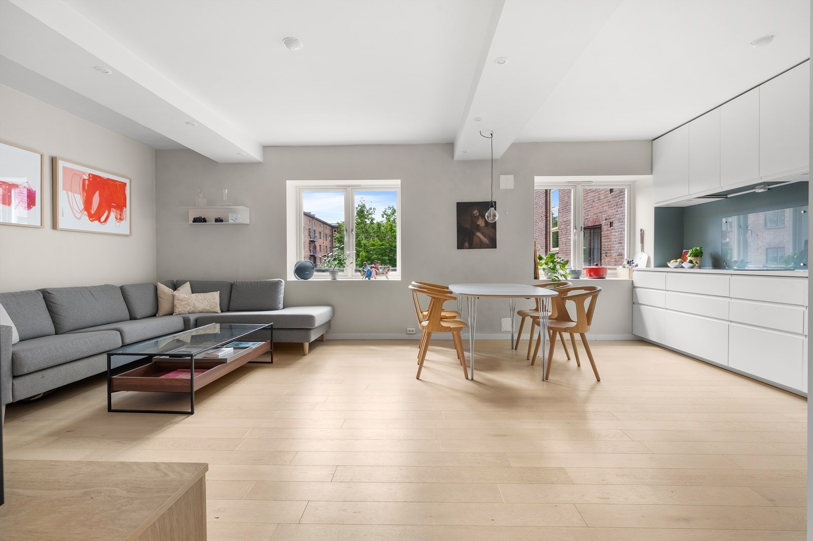 Leiligheten ligger i 2. etasje og inneholder entré, bad, soverom, kjøkken og stue. Galleribilde