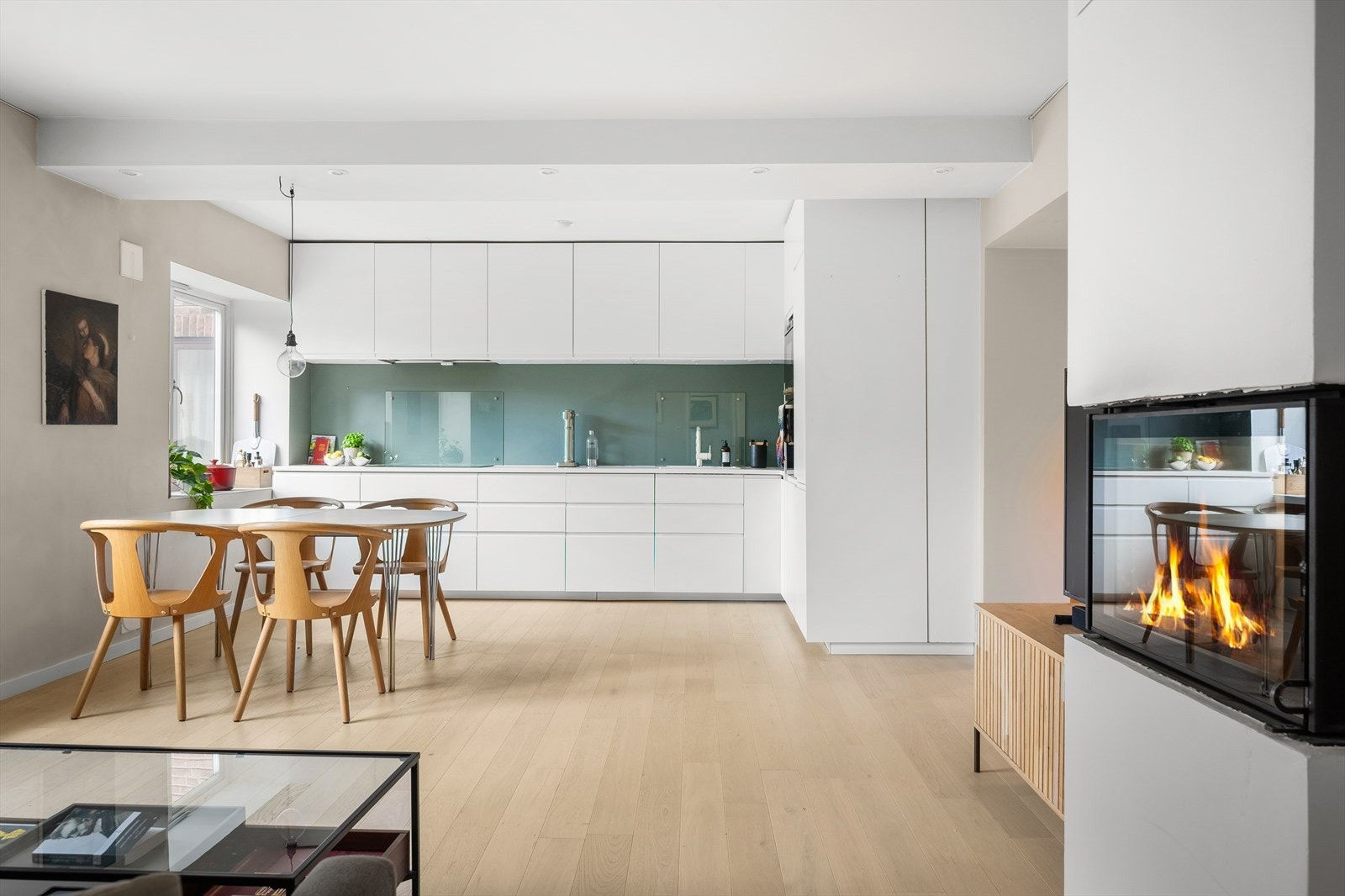 Lys, stilren og gjennomført 2-roms hjørneleilighet i et attraktivt og tilbaketrukket boligområde på Torshov. Galleribilde