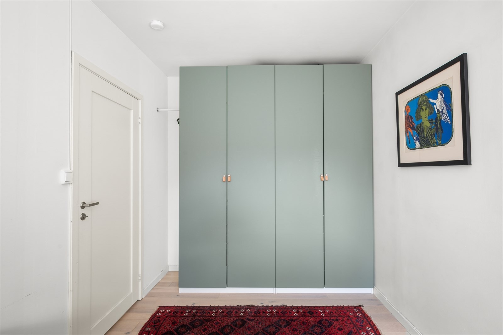 Det er godt med lagringsplass i romslig garderobeløsning. Galleribilde