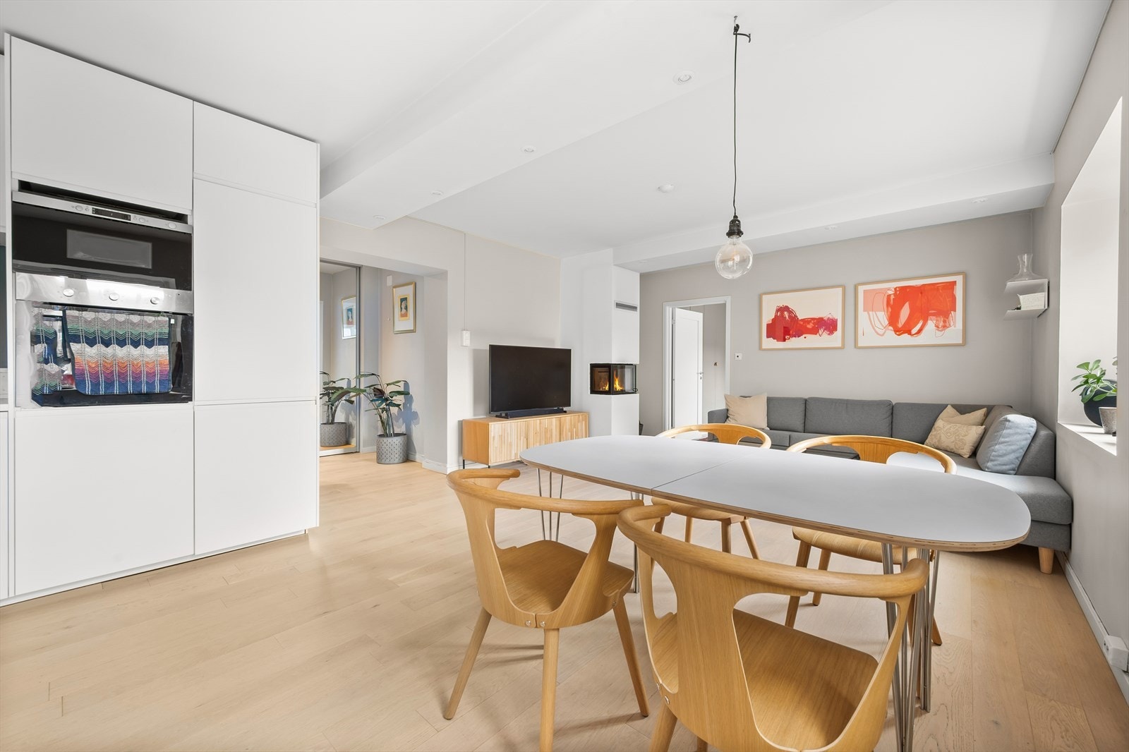 Den åpne løsningen med stue gjør det enkelt å underholde gjester mens man holder på med matlaging. Galleribilde