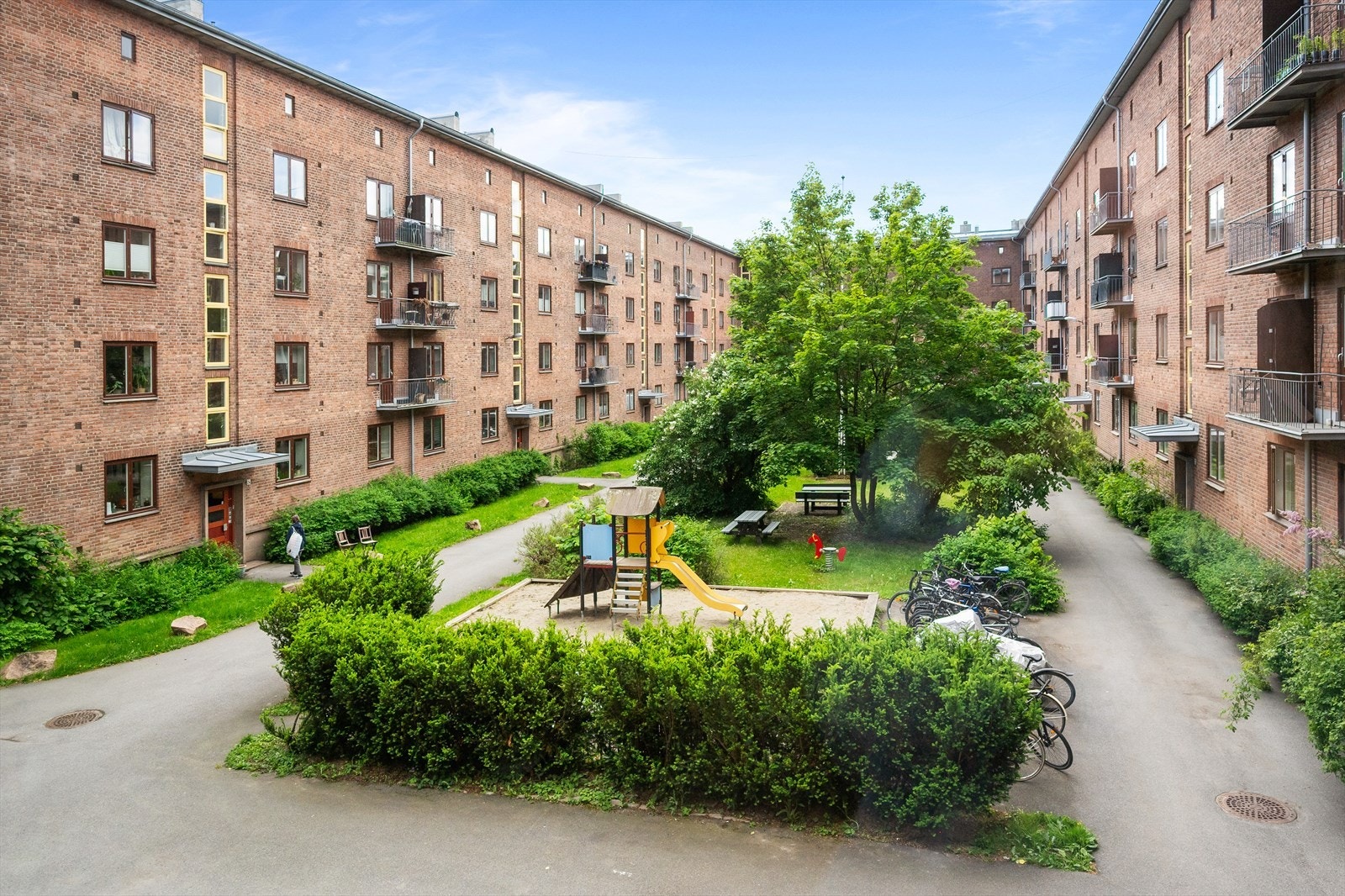 Leiligheten vender i sin helhet mot fredelig og frodig bakgård. Galleribilde