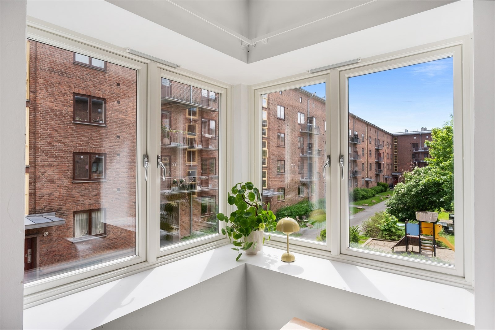 Soverommet har lysinnslipp fra to sider av rommet og har gode lysforhold. Galleribilde