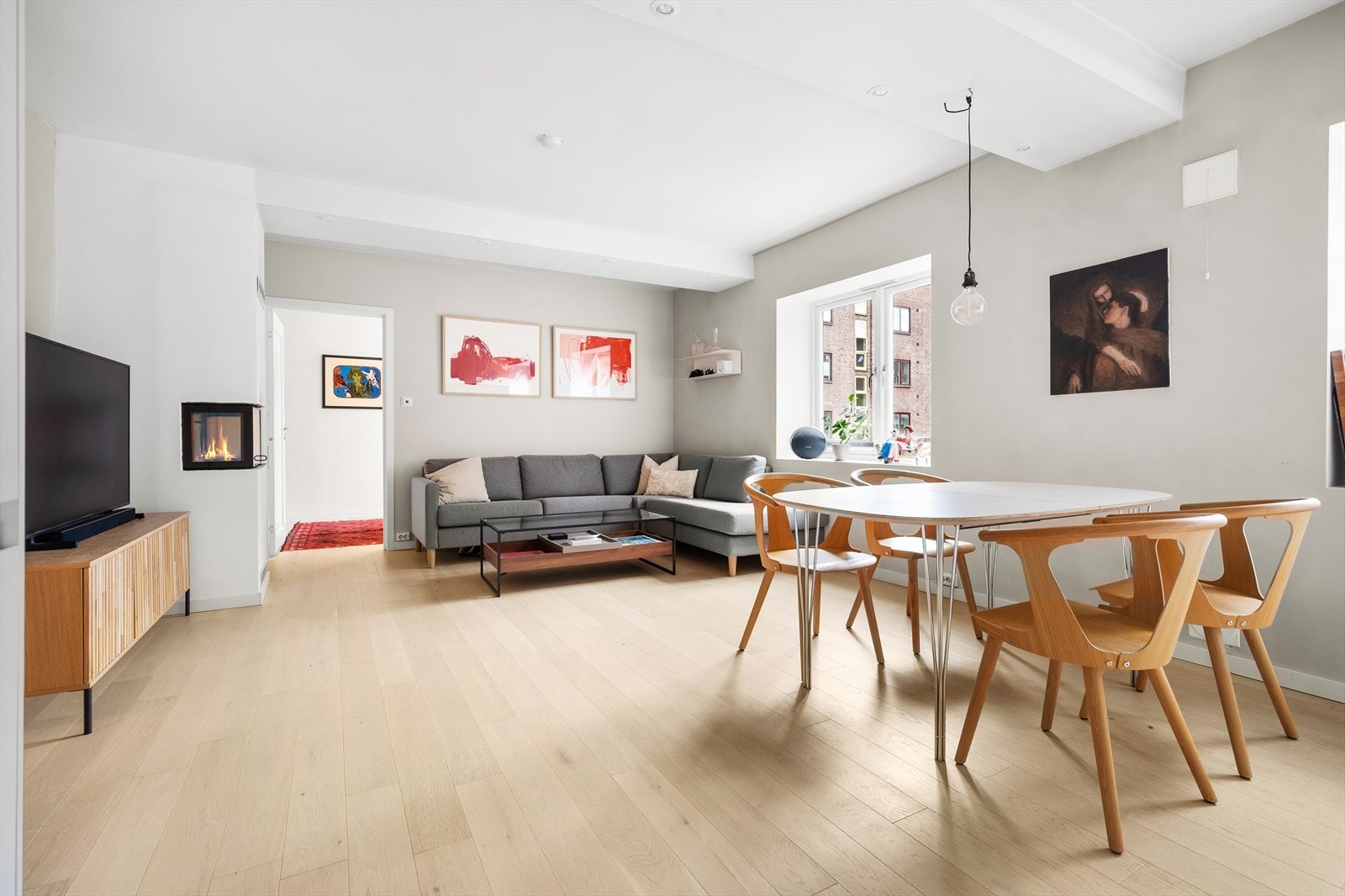 Leiligheten har en lys og innbydende stue av god størrelse. Galleribilde