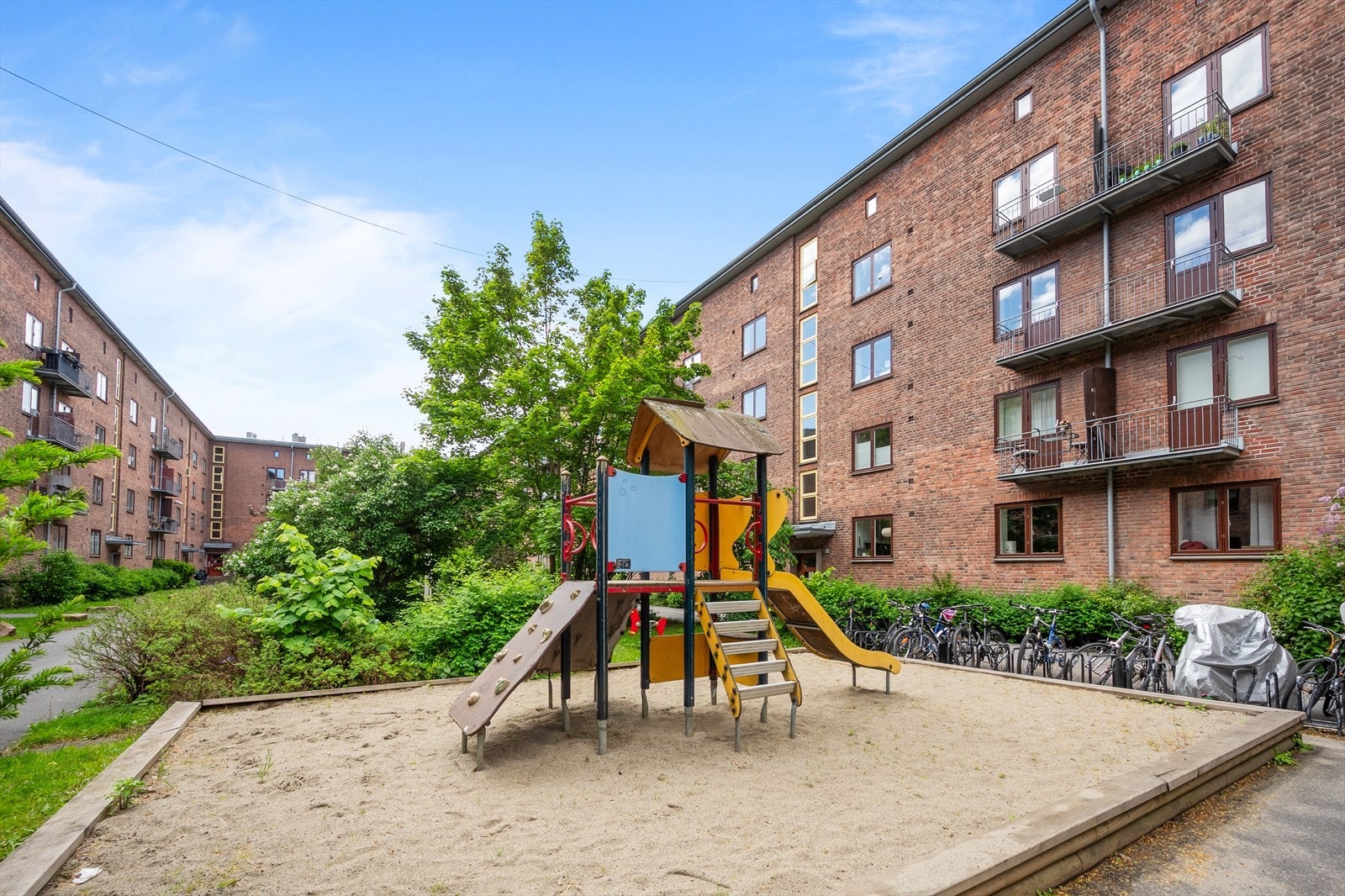 Barnevennlig opparbeidet bakgård med lekeplass for de minste. Galleribilde