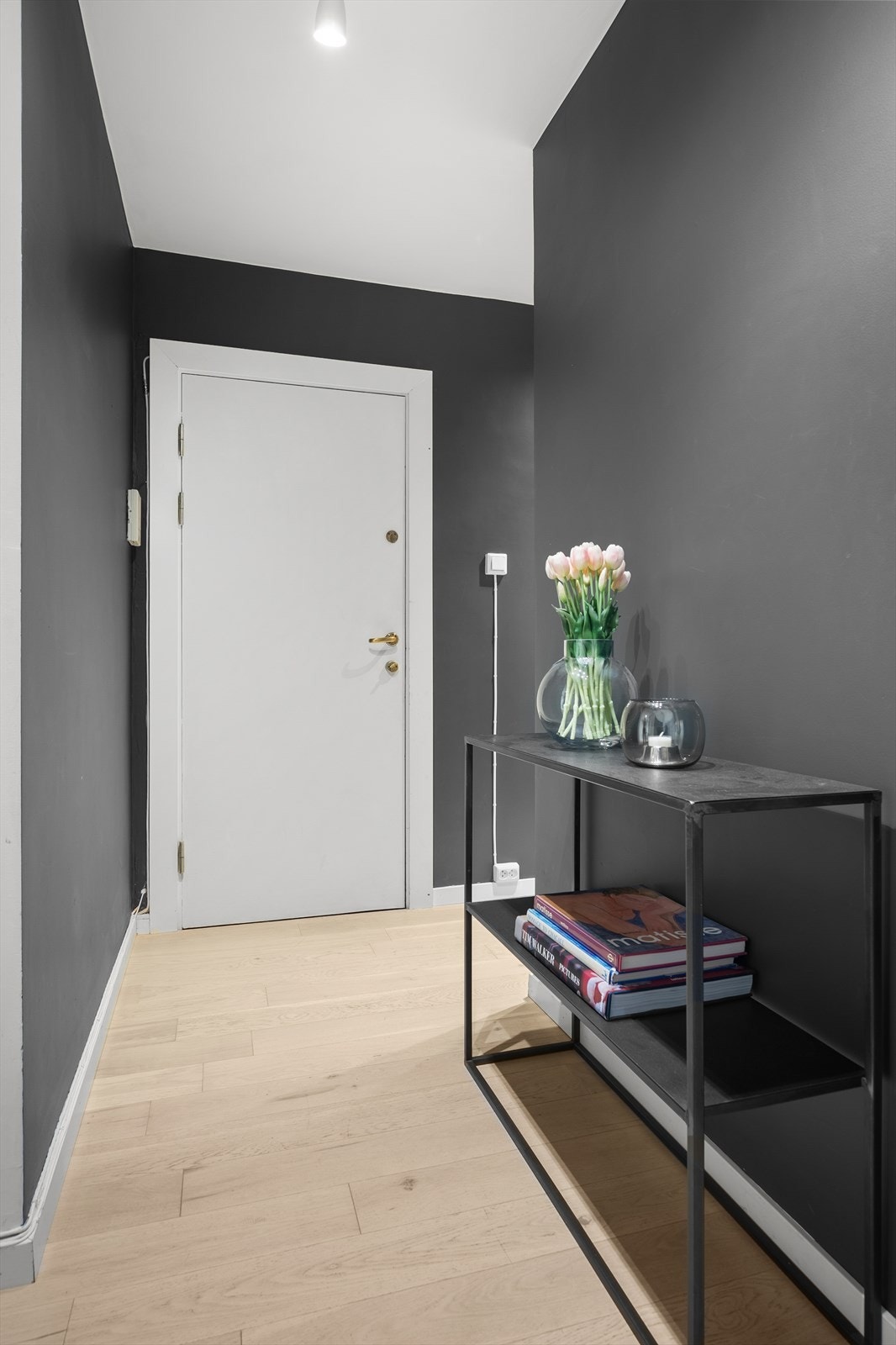 Entréen har to inngangsdører slik at man har tilgang til leiligheten fra begge sider av boligblokken. Galleribilde