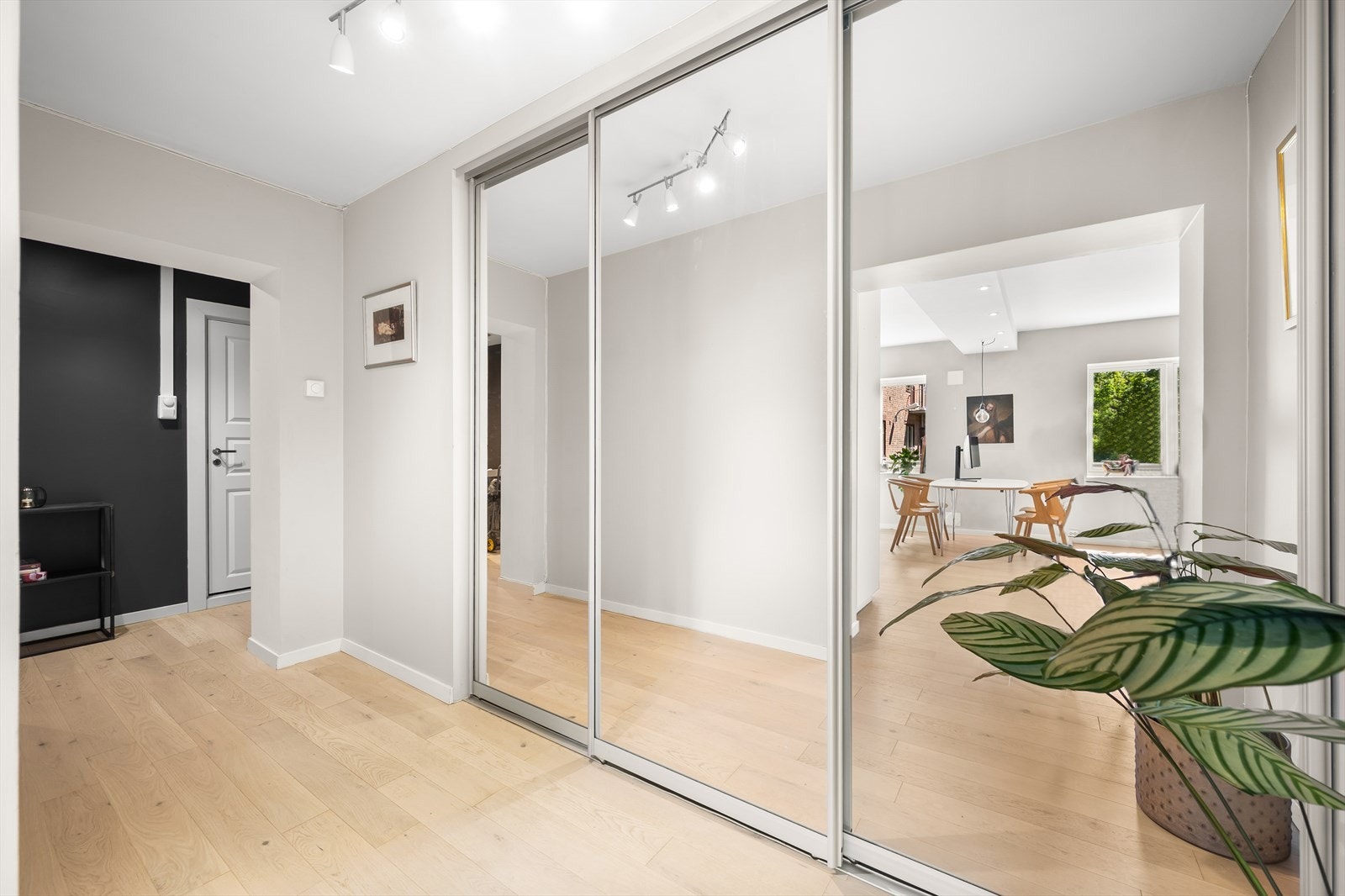 I mellomgangen er det innholdsrik skyvedørsgarderobe. I tillegg disponerer leiligheten tre eksterne boder som sikrer godt med lagringsplass. Galleribilde