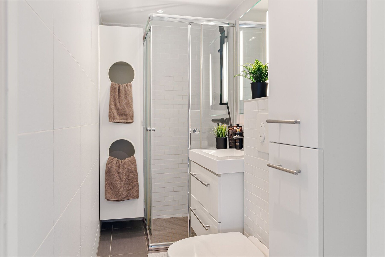 Lekkert bad fra 2013 med fine farge- og materialvalg Galleribilde