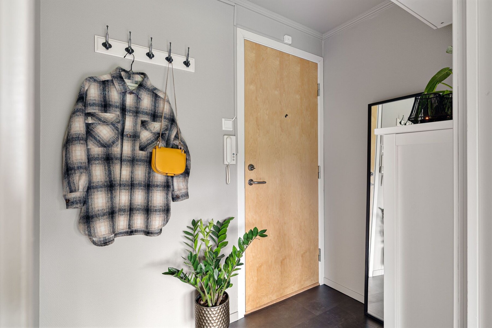 Hyggelig entré med plass til bl.a. kommode og knaggrekke Galleribilde