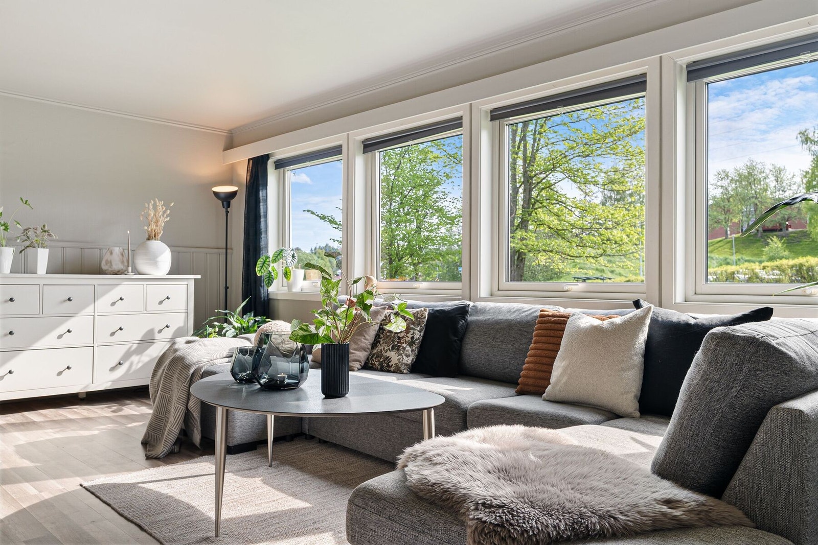 Rikelig med vindusflater tilfører leiligheten masse naturlig lys Galleribilde