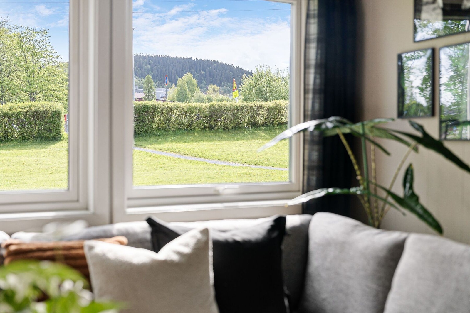 Fra leiligheten har man umiddelbar nærhet til bussholdeplass, samt kort gang til Nardosenteret Galleribilde