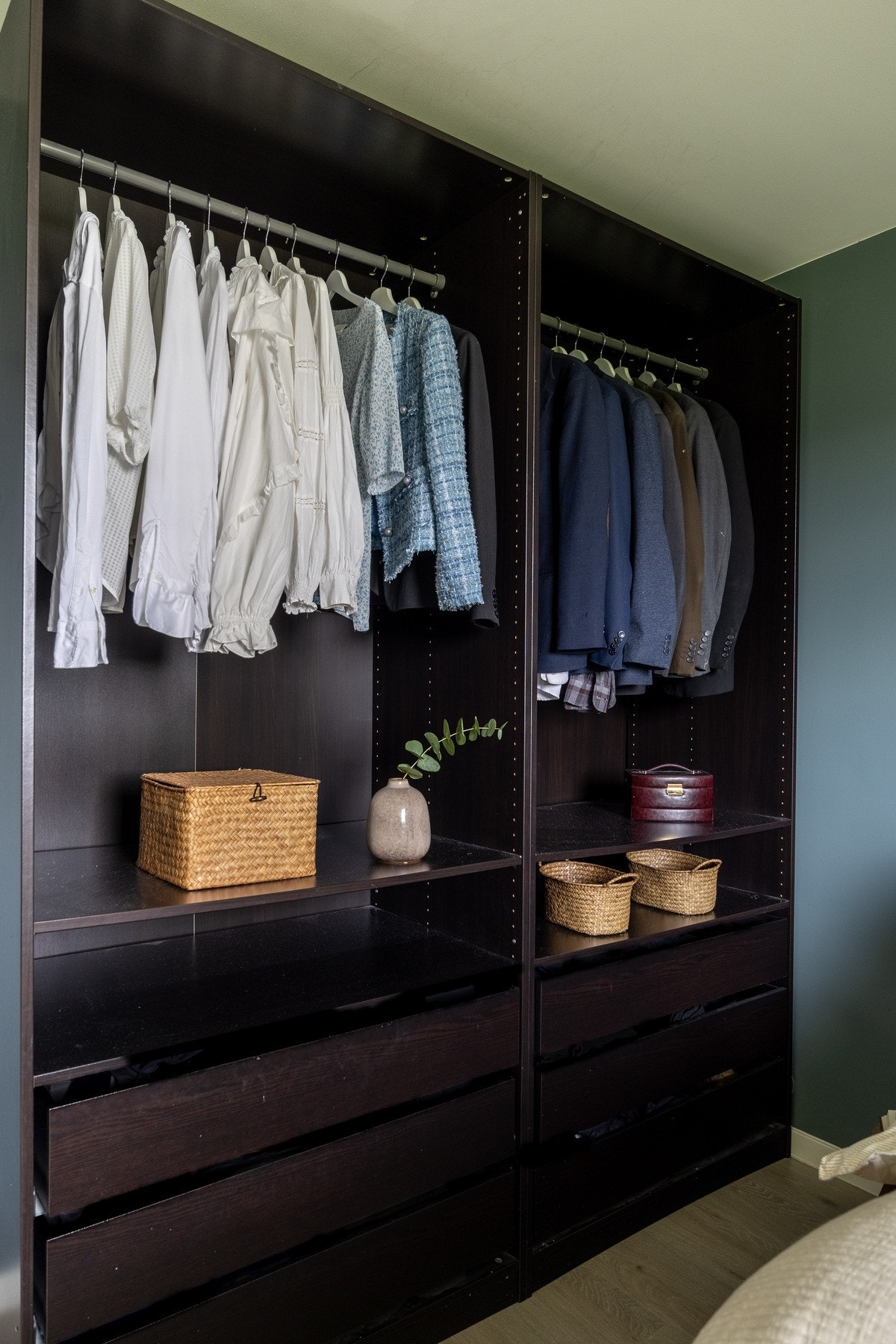 Hovedsoverom med stor garderobeløsning, hvor man har gode oppbevaringsmuligheter. Galleribilde