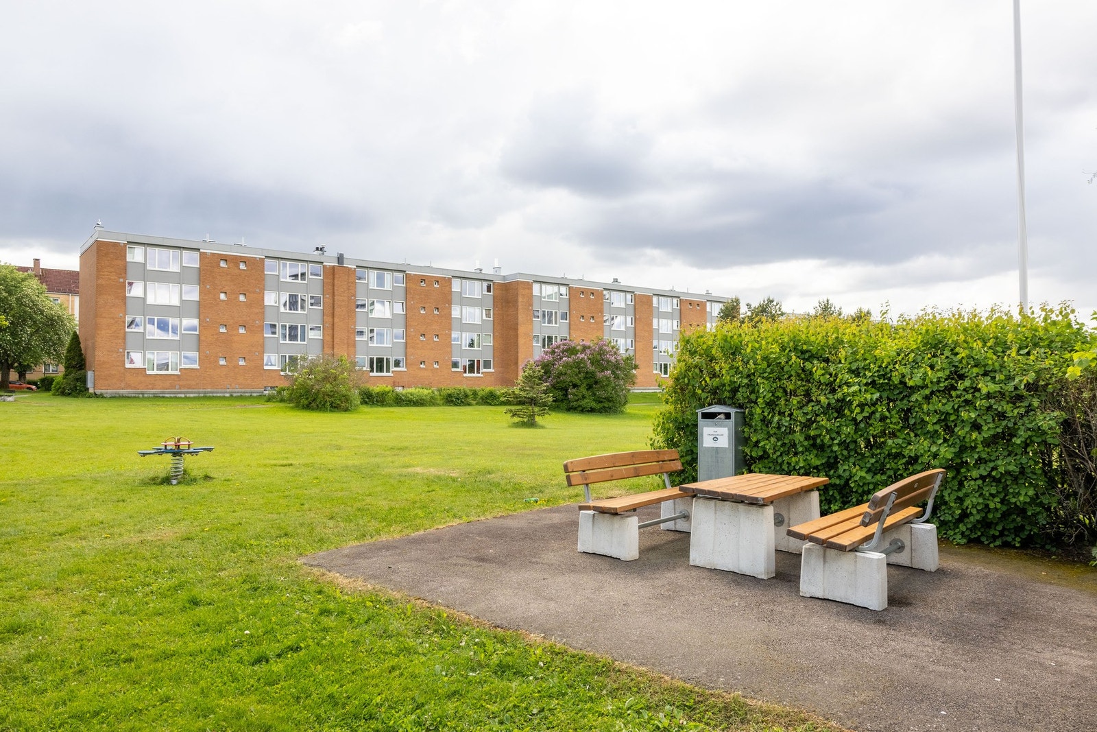 Store felles uteområder opparbeidet med sittegrupper. Galleribilde