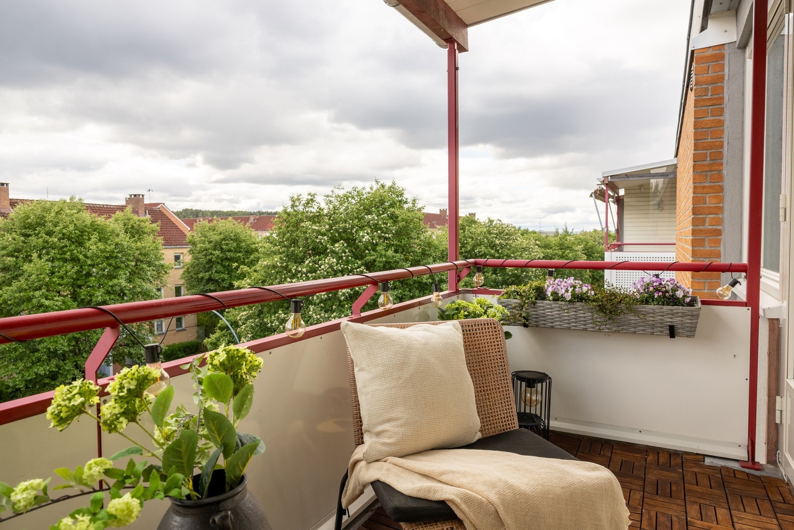 Gjennomgående og attraktiv 4-roms toppleilighet med fantastisk utsikt, solrik balkong og luftig planløsning. Galleribilde