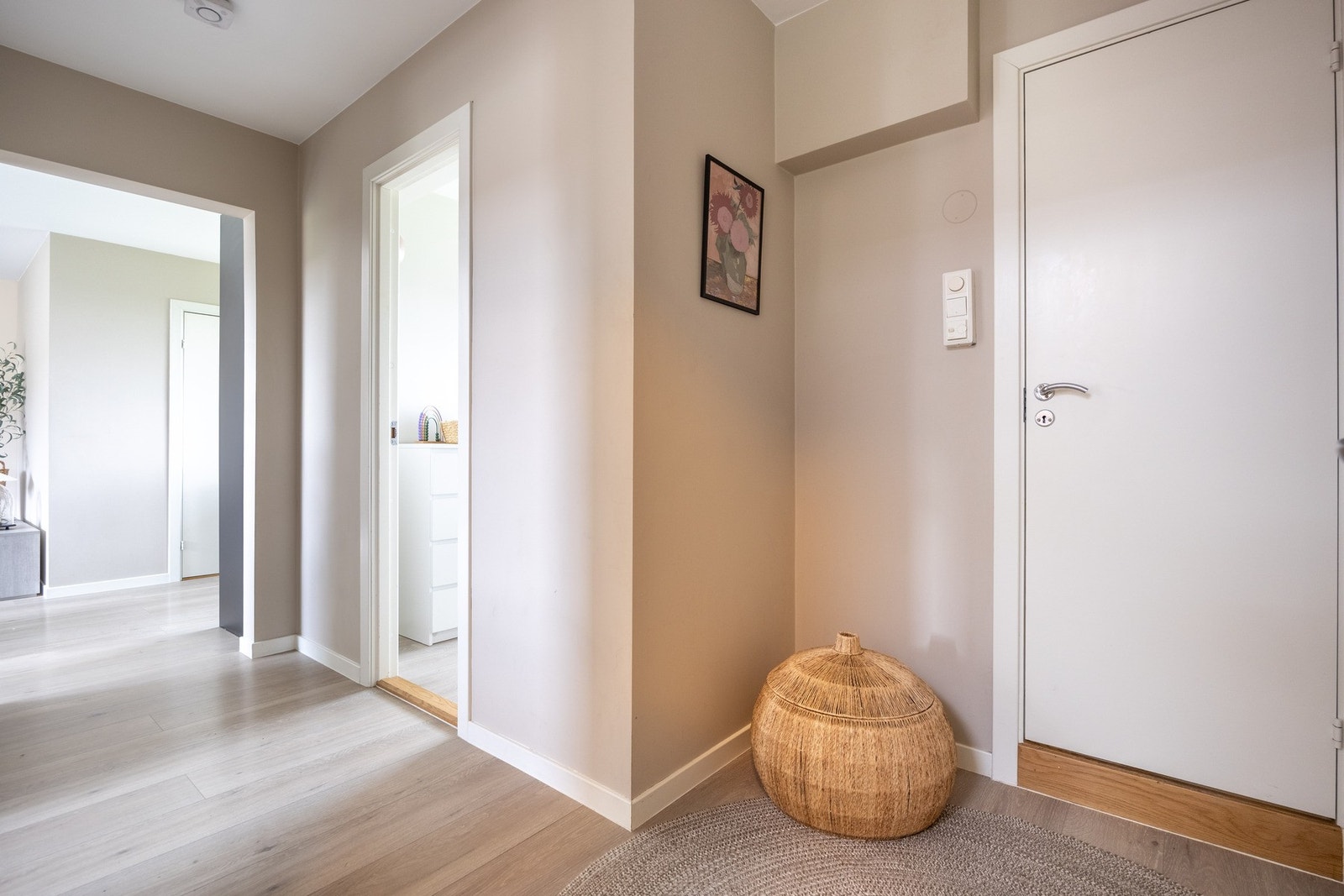 Lys og romslig entré med plass til ønskelige møblementer. Galleribilde