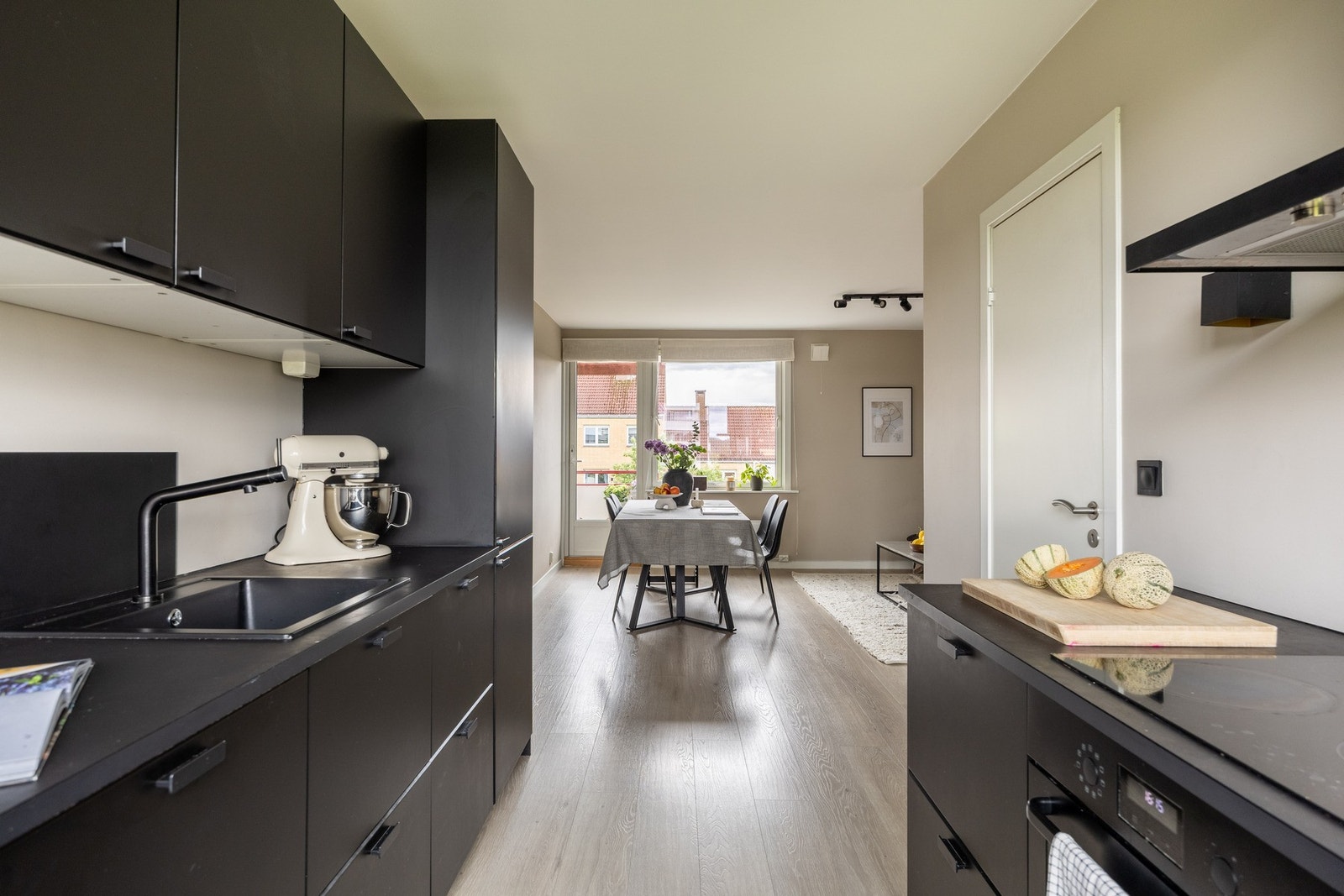 Nytt lyst laminatgulv og alle veggflater malt i 2020. Galleribilde