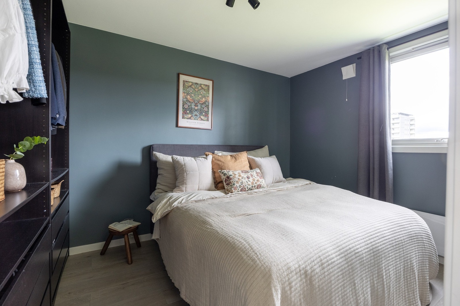 Leiligheten har totalt tre gode soverom. Galleribilde